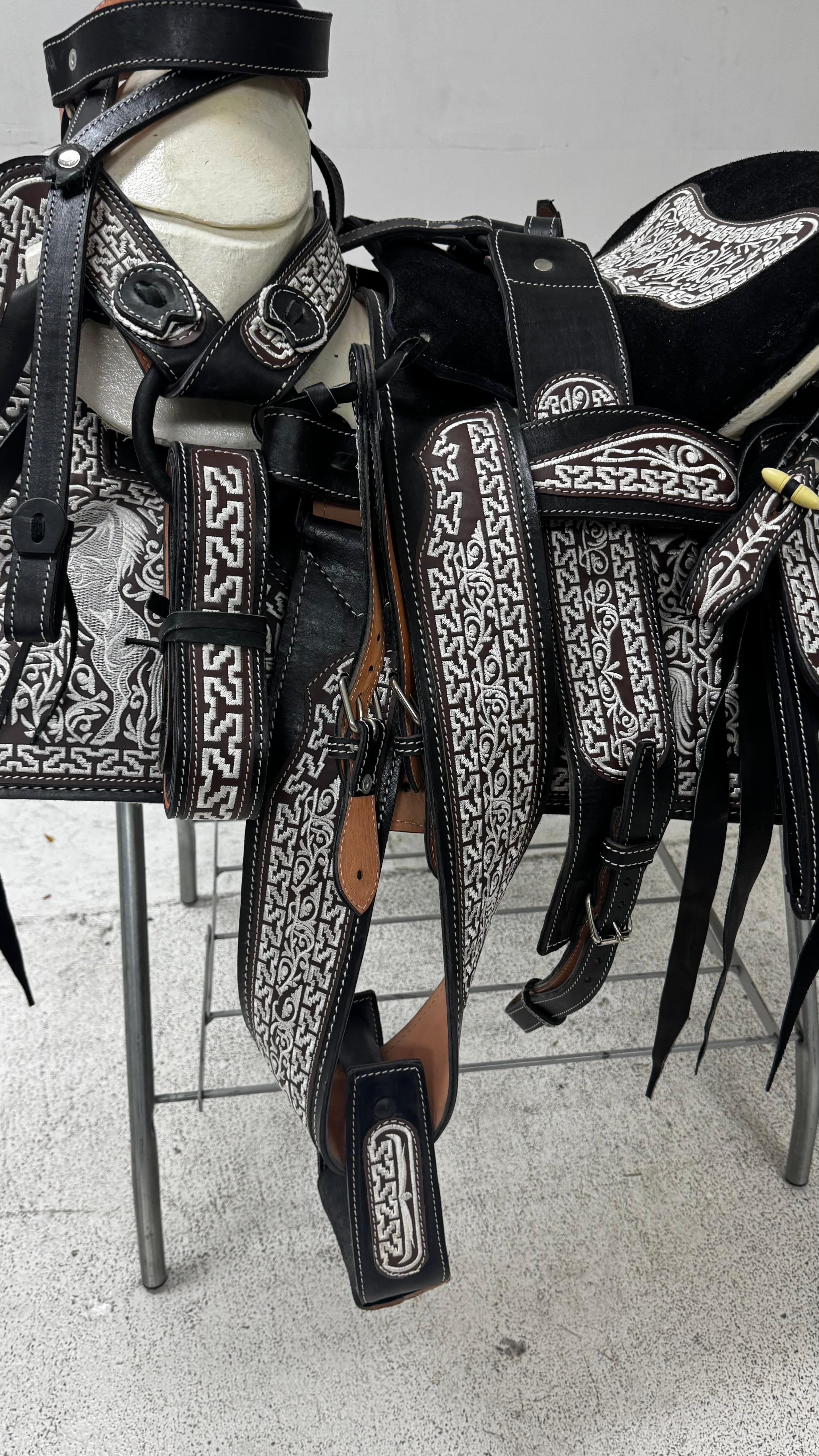 Charro Saddle – Black & Silver Bordada “El Caballo Guerrero” (15.5”)