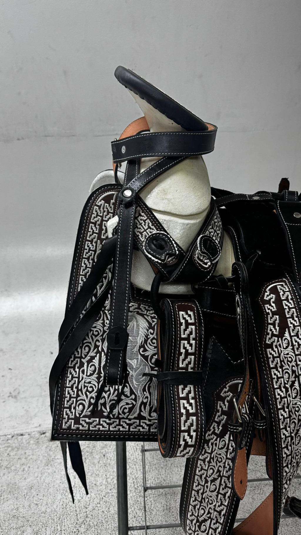 Charro Saddle – Black & Silver Bordada “El Caballo Guerrero” (15.5”)