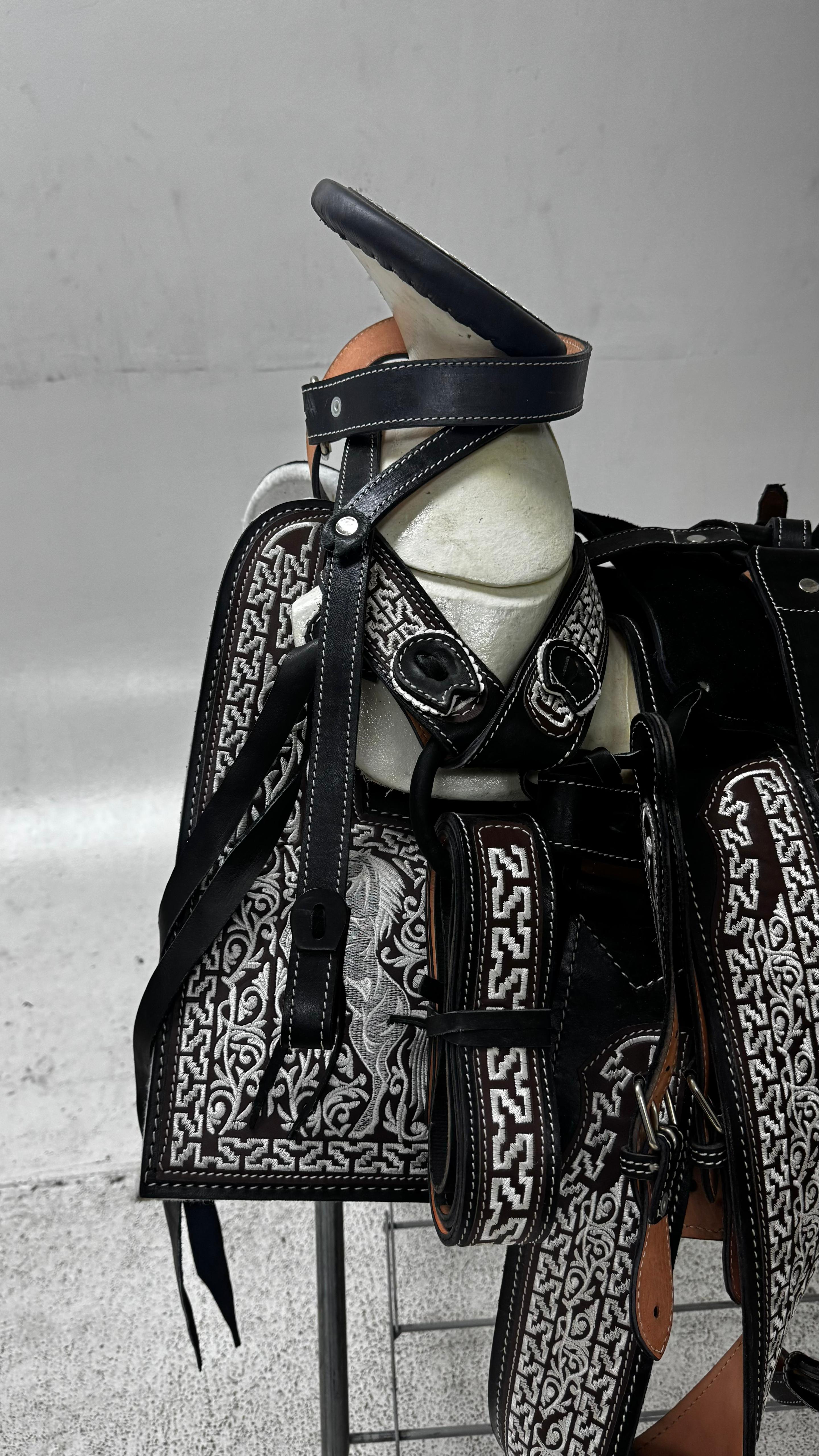 Charro Saddle – Black & Silver Bordada “El Caballo Guerrero” (15.5”)