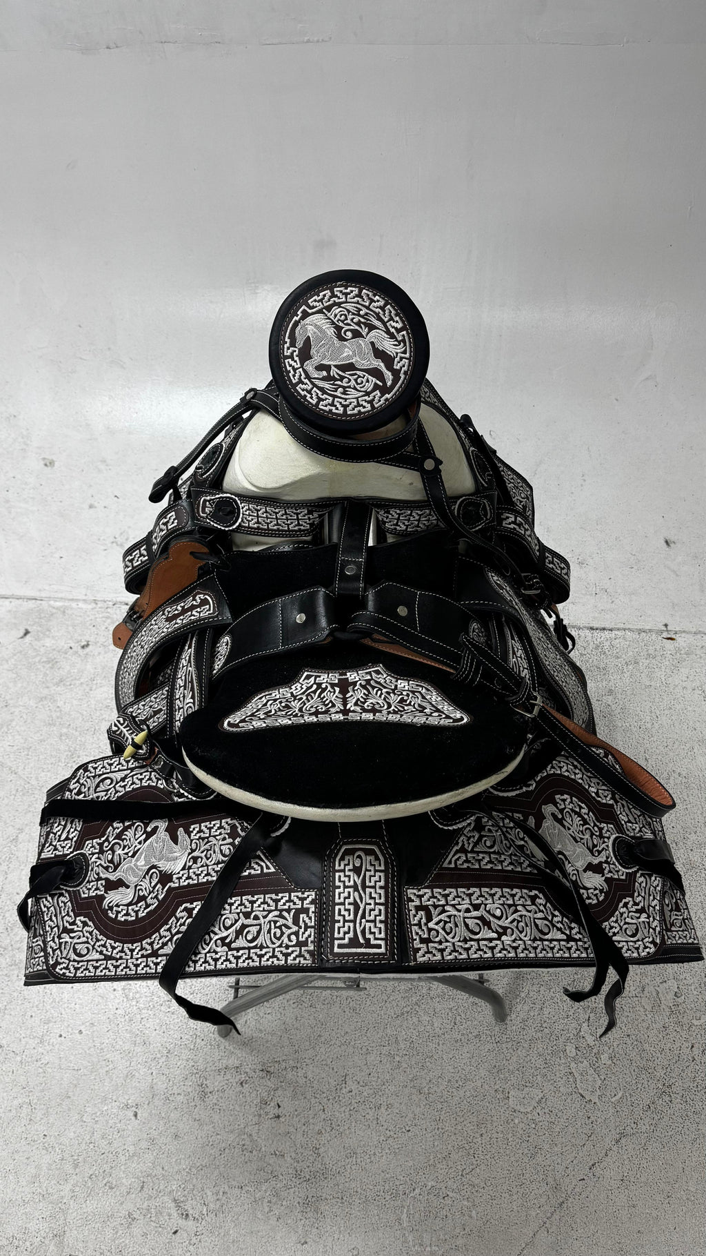 Charro Saddle – Black & Silver Bordada “El Caballo Guerrero” (15.5”)