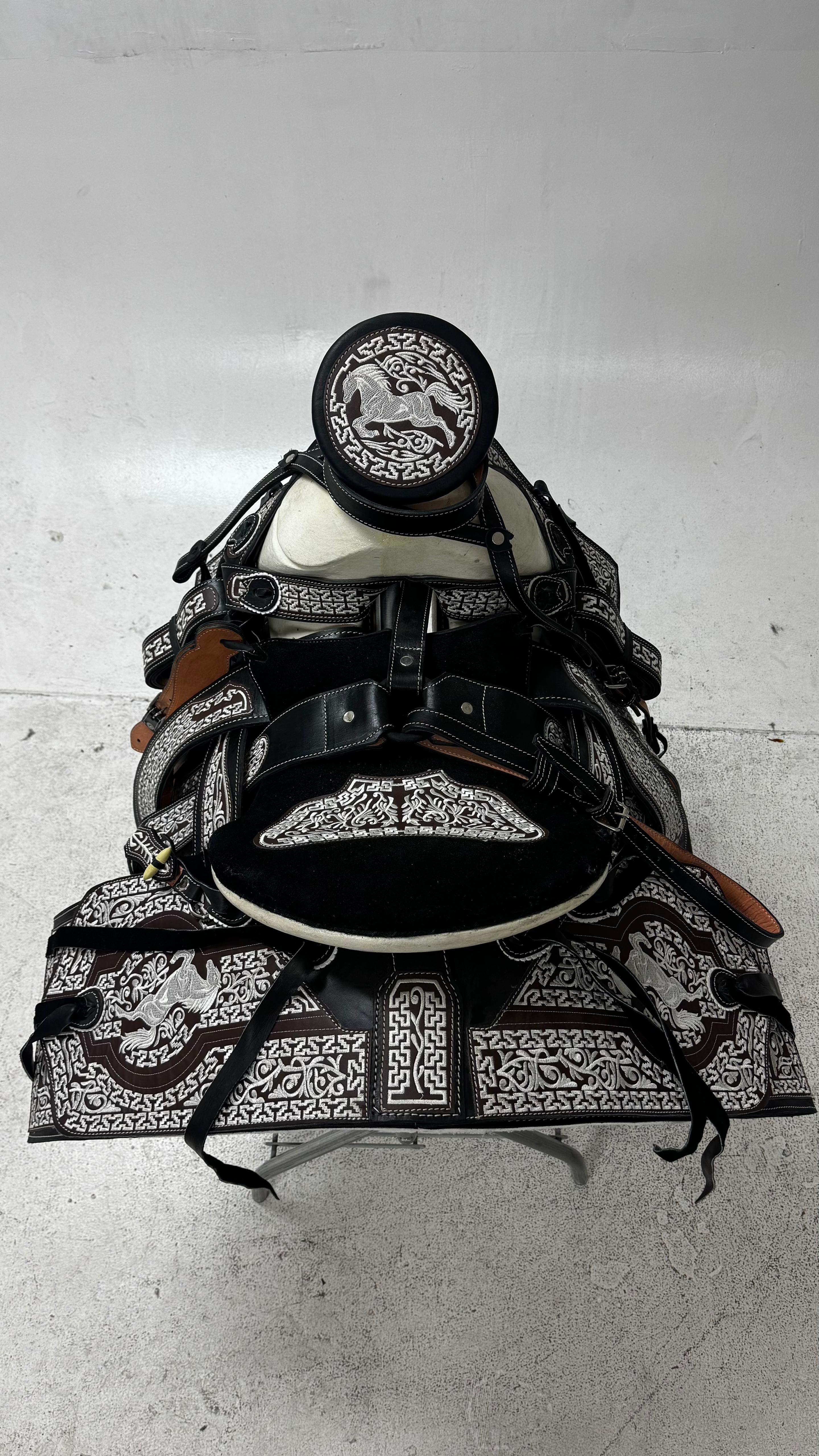Charro Saddle – Black & Silver Bordada “El Caballo Guerrero” (15.5”)