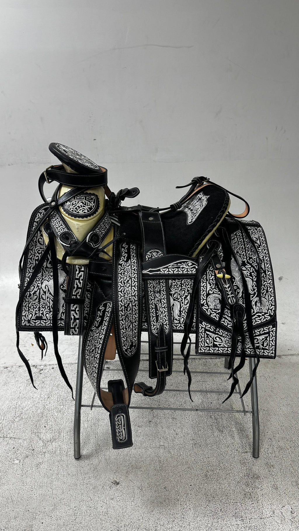 Charro Saddle – Black & White Bordada “El Potro Valiente” (15.5”)