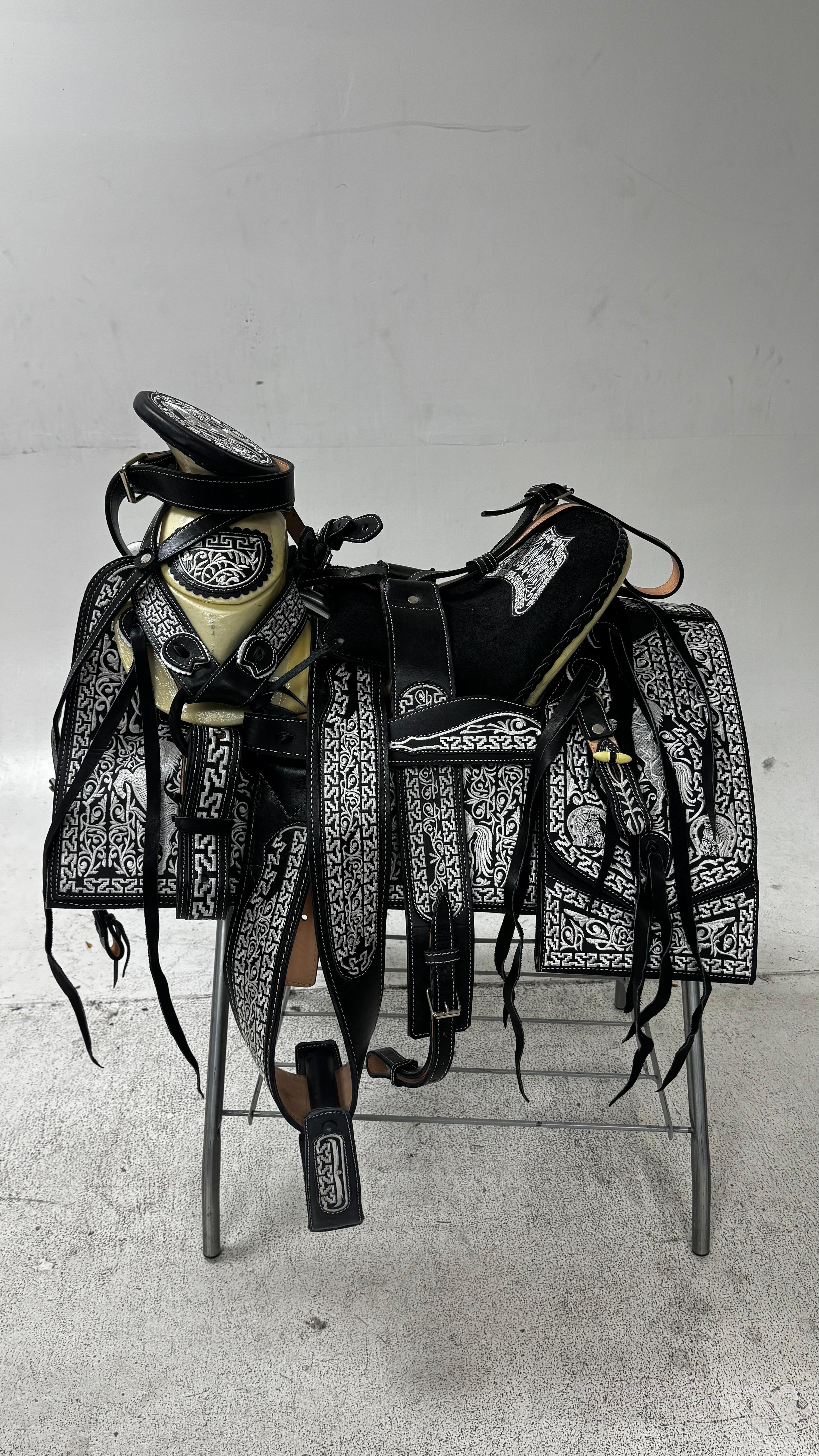 Charro Saddle – Black & White Bordada “El Potro Valiente” (15.5”)