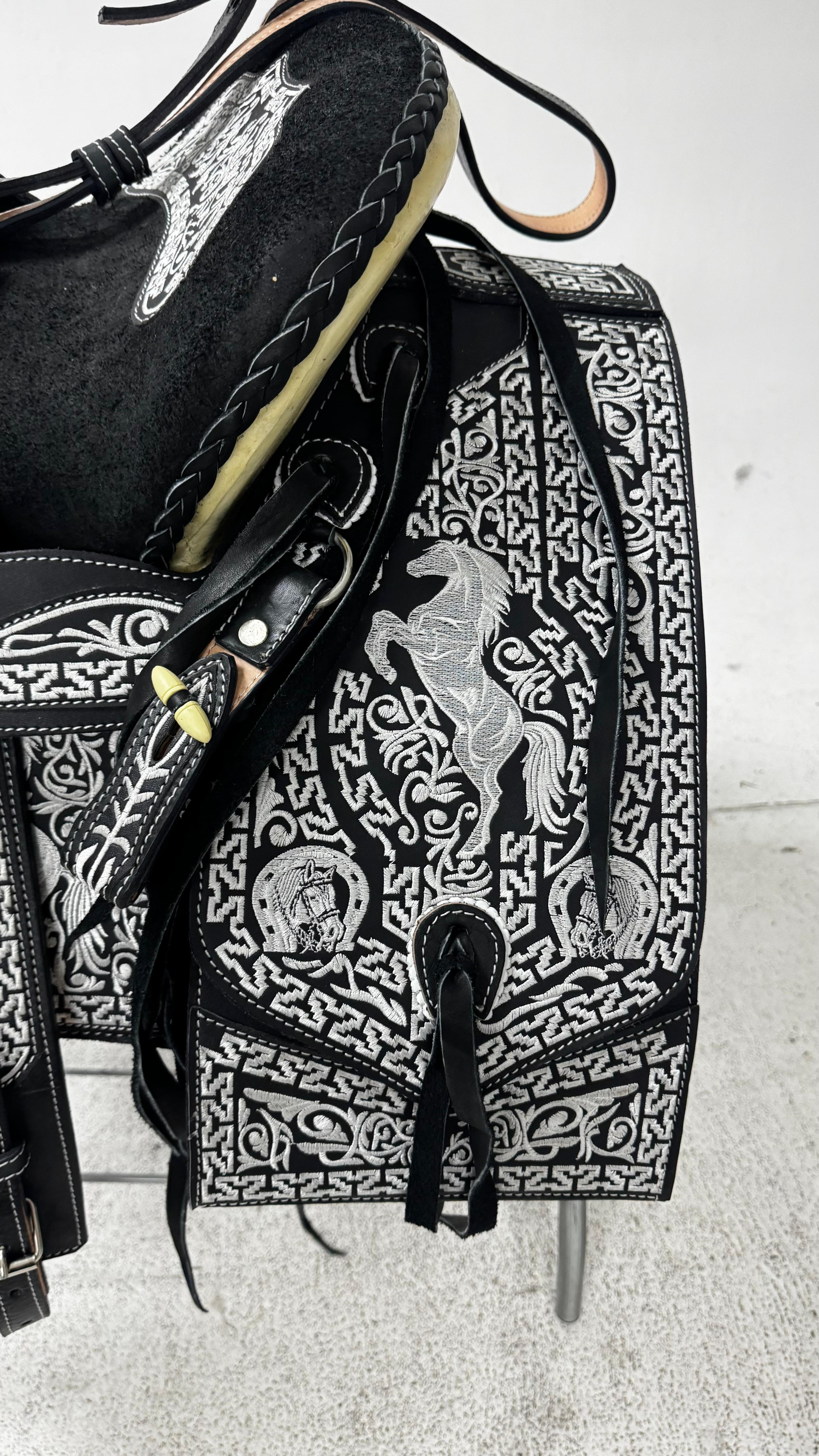 Charro Saddle – Black & White Bordada “El Potro Valiente” (15.5”)