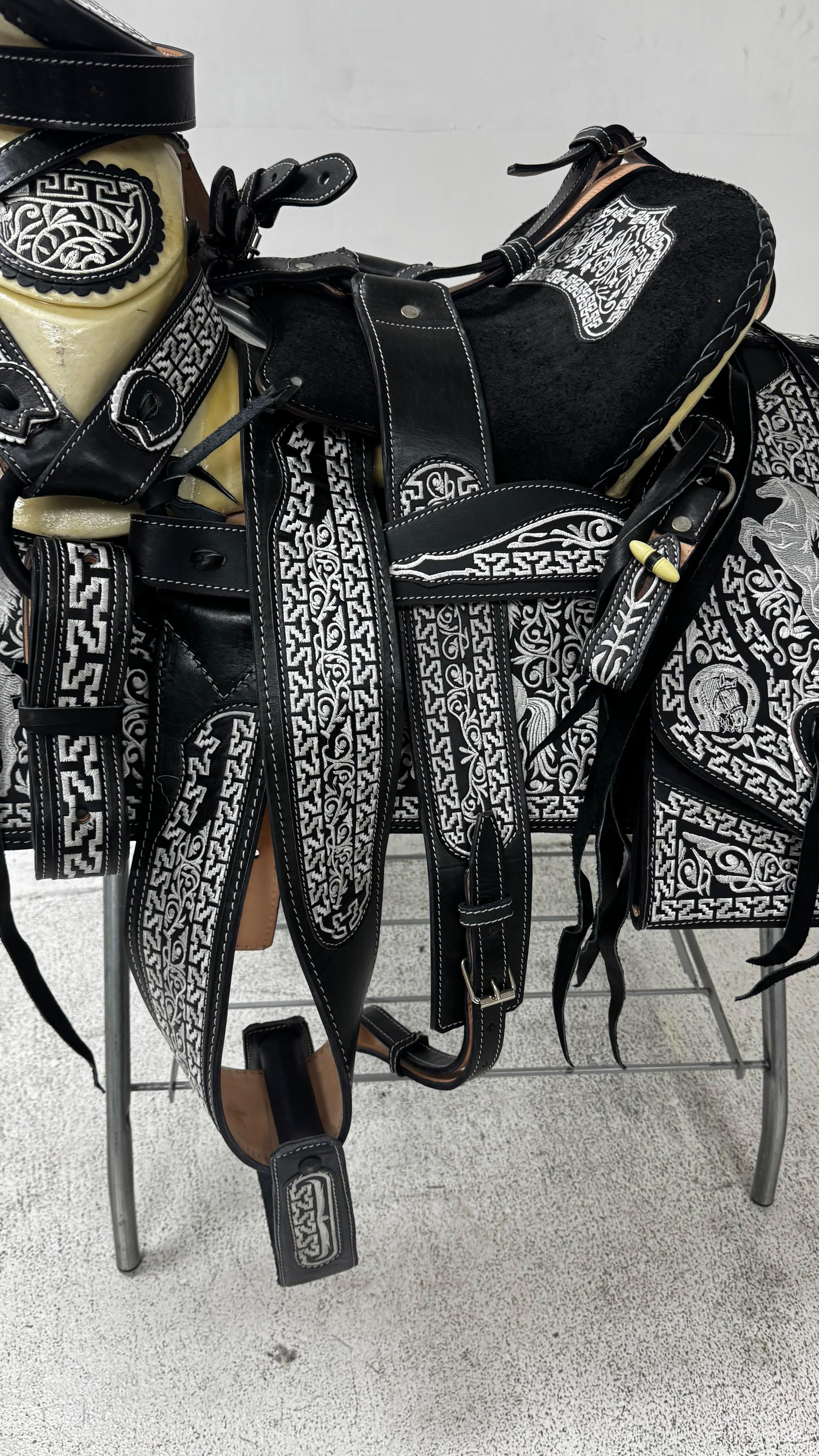 Charro Saddle – Black & White Bordada “El Potro Valiente” (15.5”)