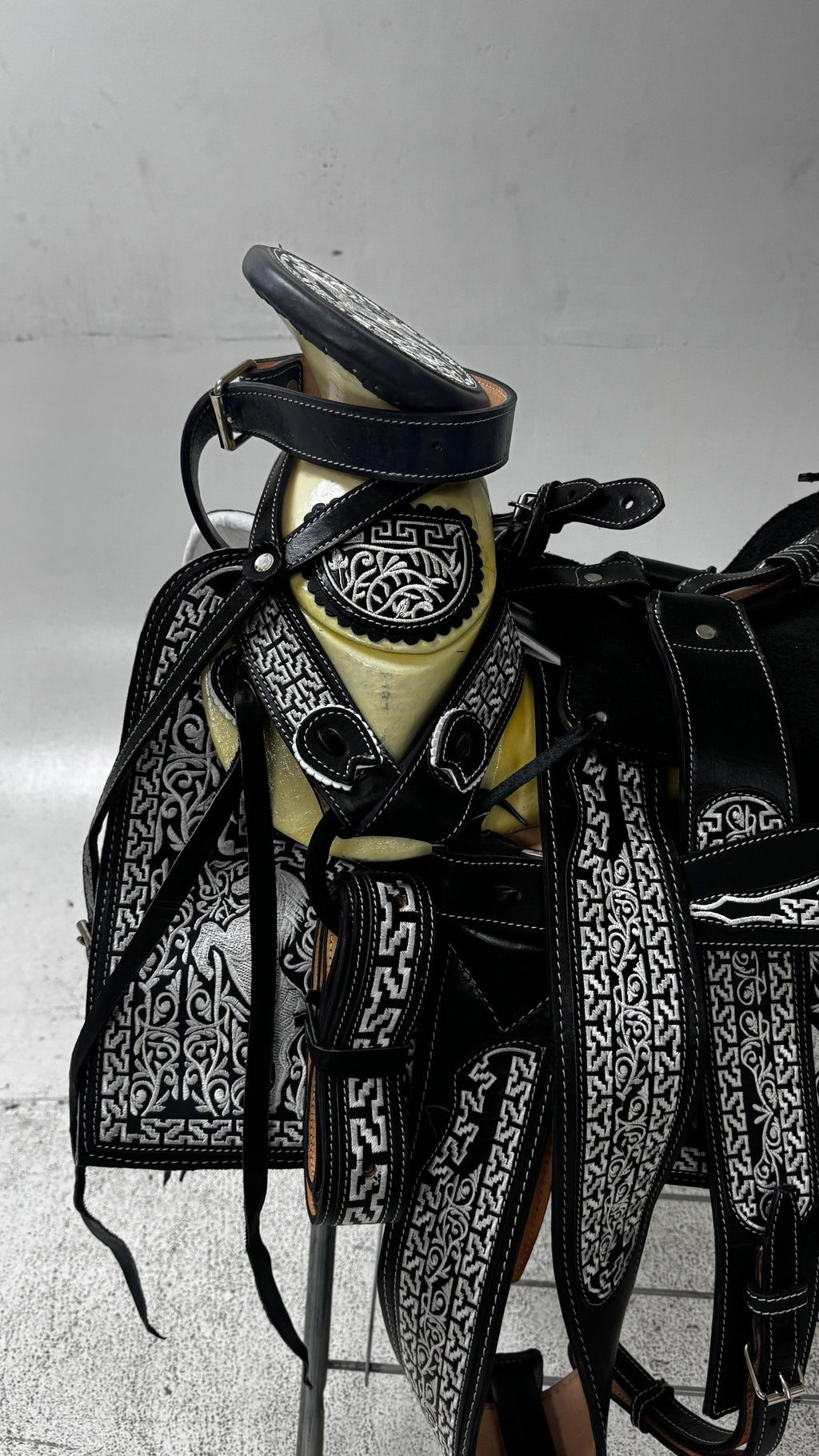 Charro Saddle – Black & White Bordada “El Potro Valiente” (15.5”)