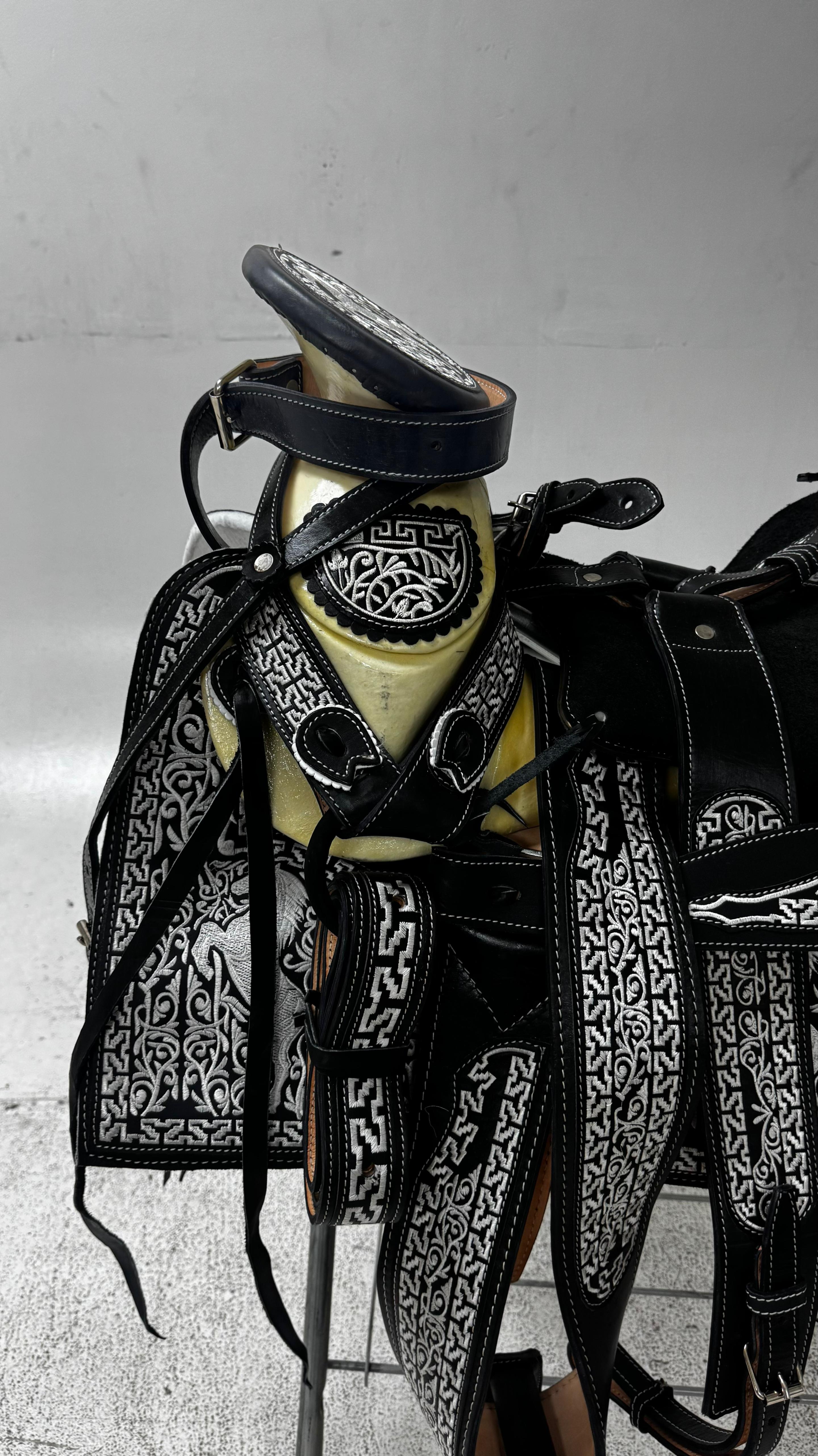 Charro Saddle – Black & White Bordada “El Potro Valiente” (15.5”)