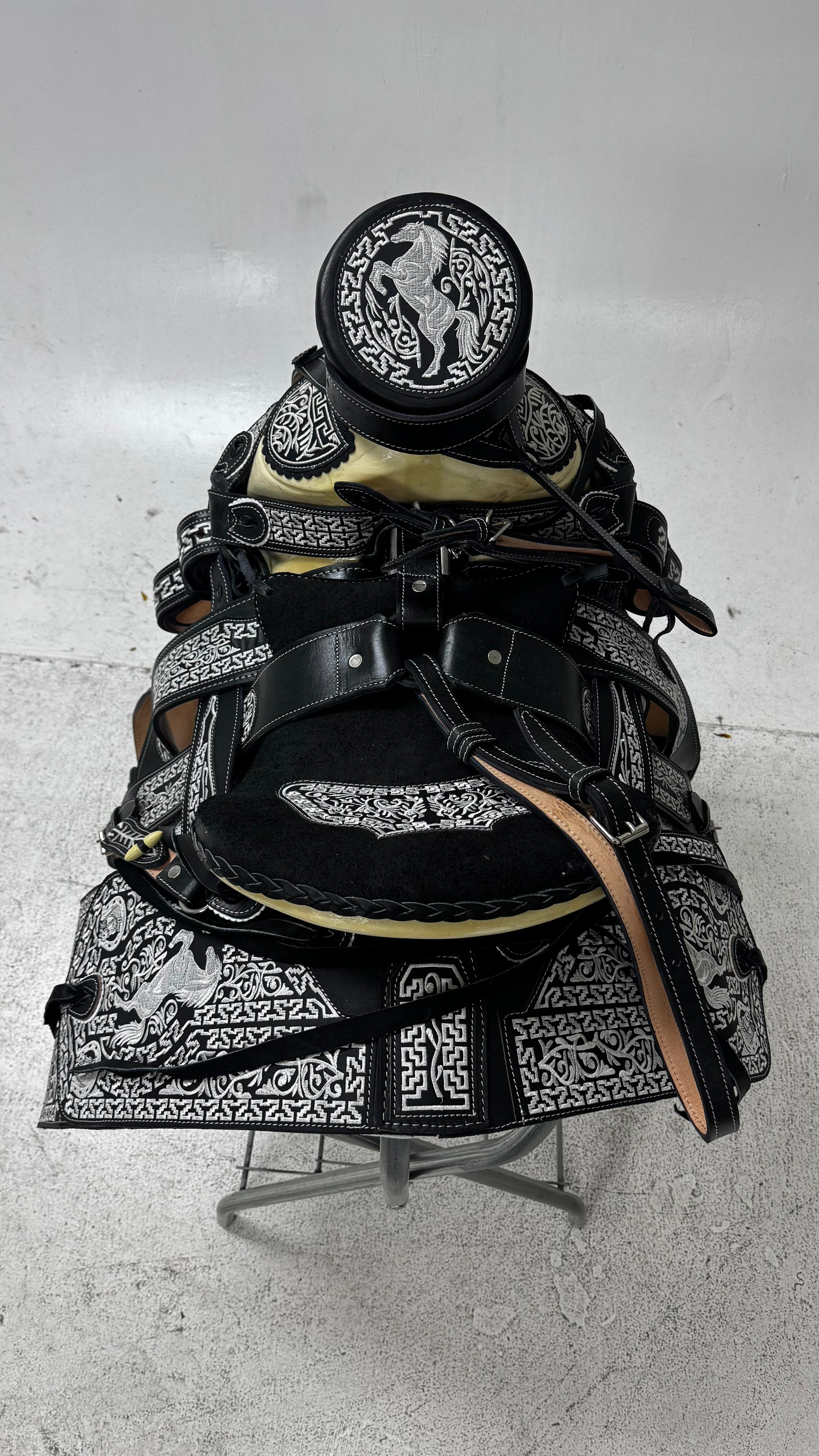 Charro Saddle – Black & White Bordada “El Potro Valiente” (15.5”)
