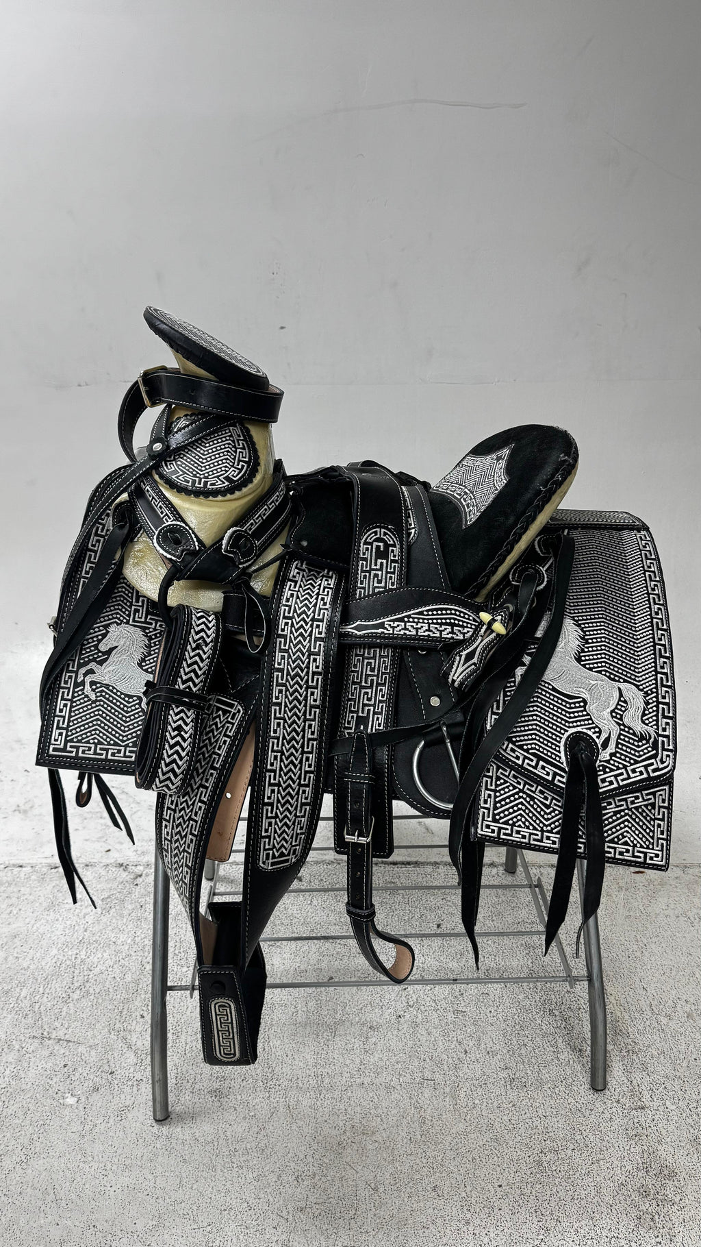 Charro Saddle – Black & White Bordada “El Jinete Real” (15.5”)