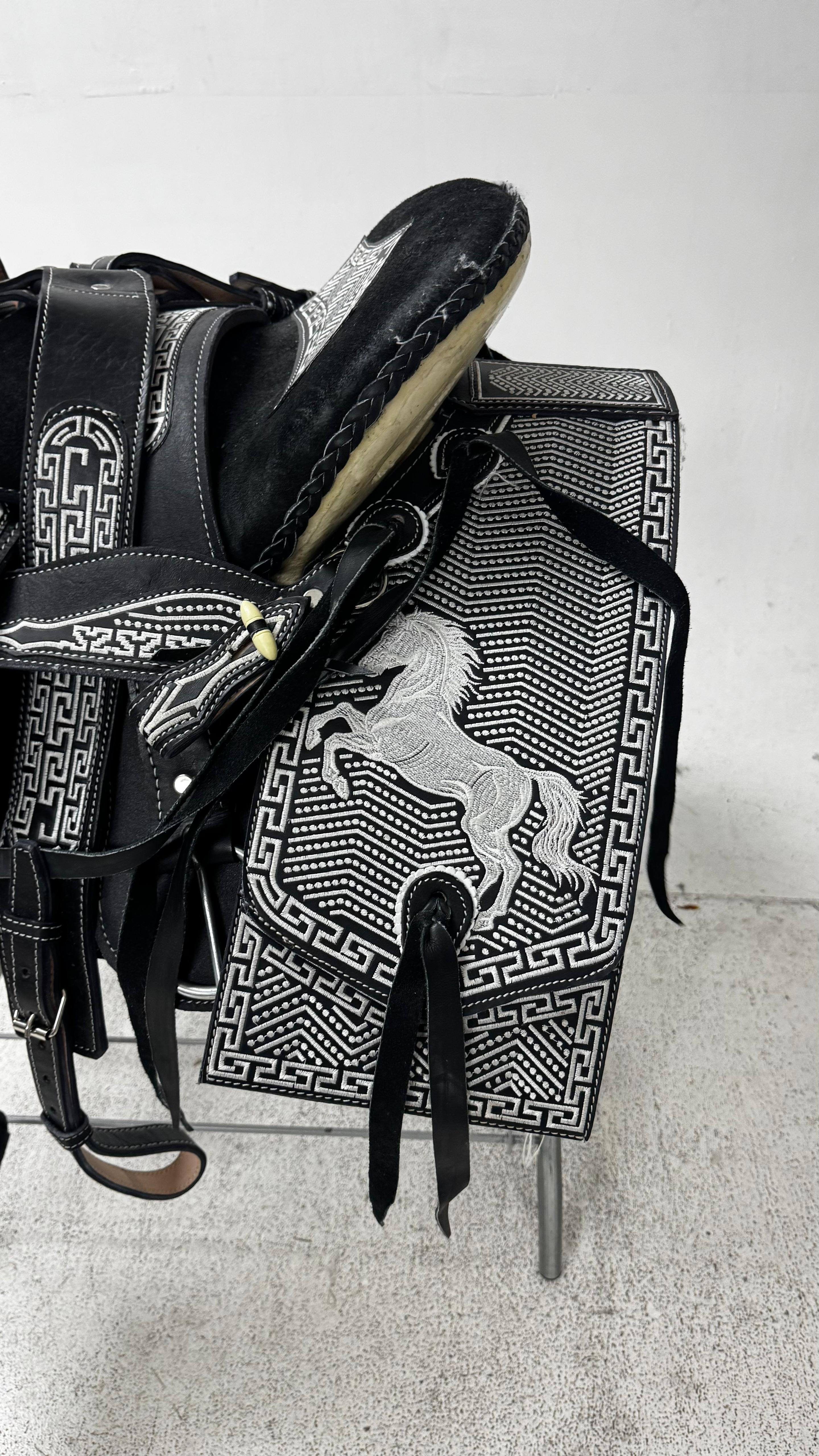 Charro Saddle – Black & White Bordada “El Jinete Real” (15.5”)