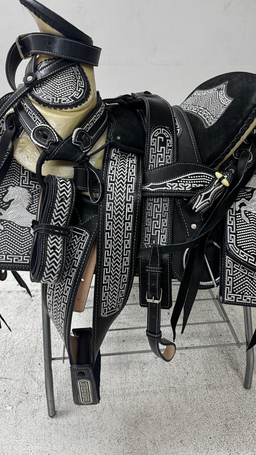 Charro Saddle – Black & White Bordada “El Jinete Real” (15.5”)