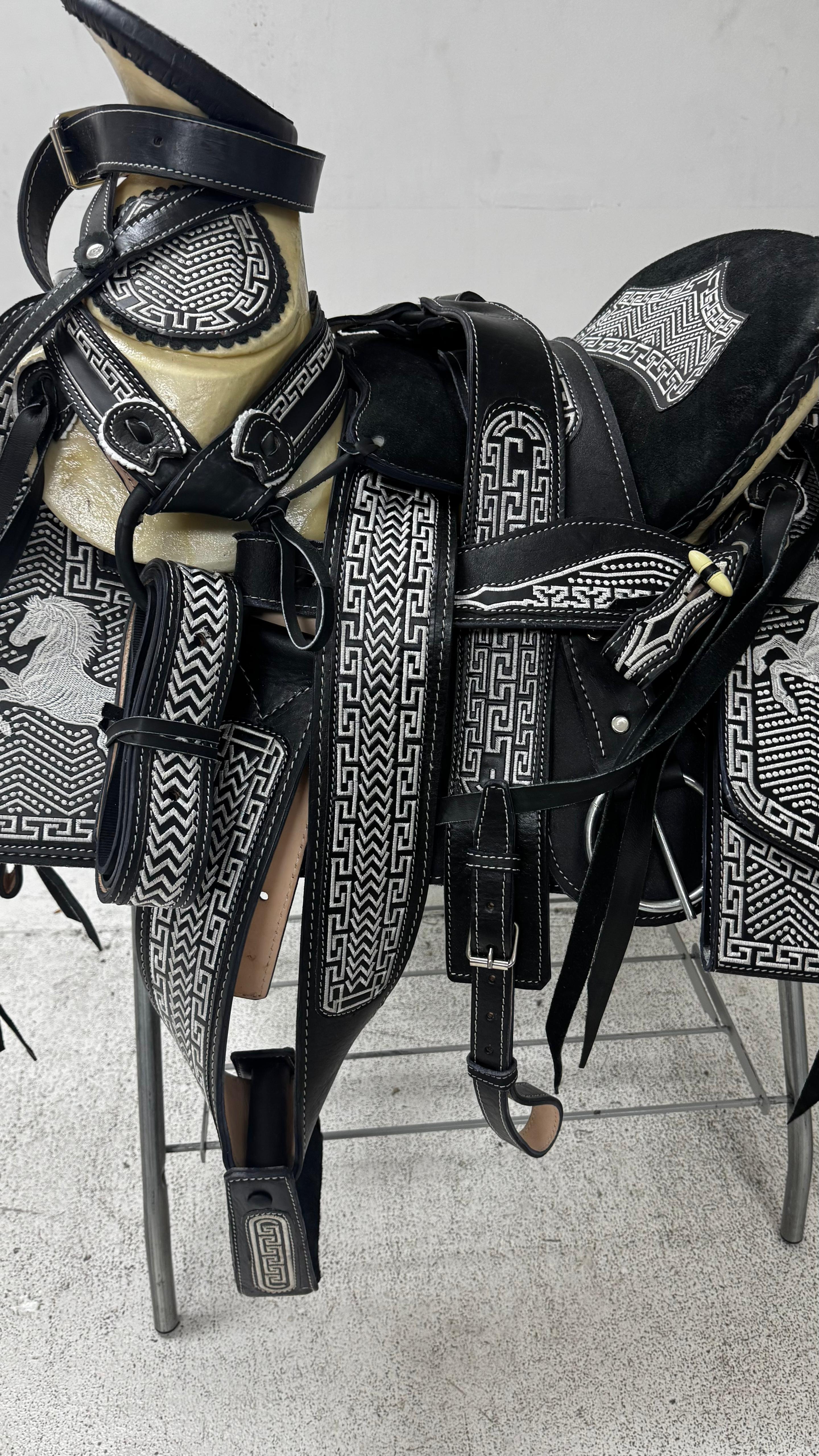 Charro Saddle – Black & White Bordada “El Jinete Real” (15.5”)