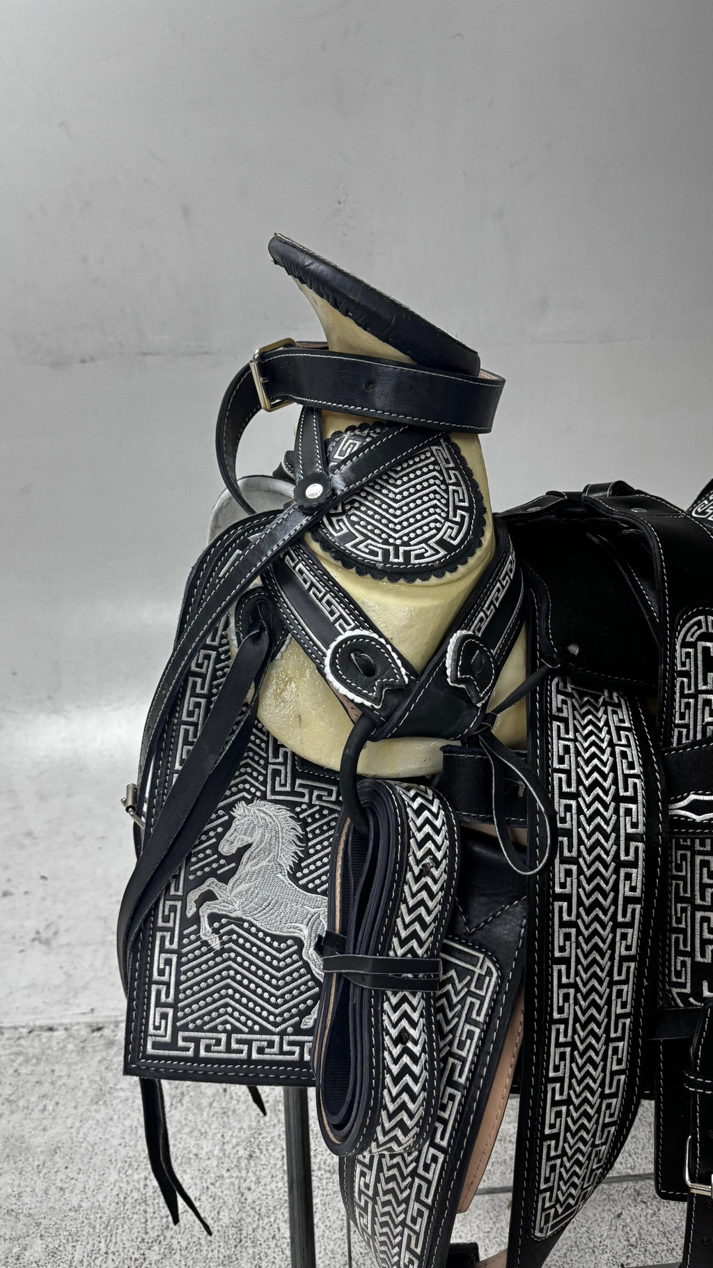 Charro Saddle – Black & White Bordada “El Jinete Real” (15.5”)