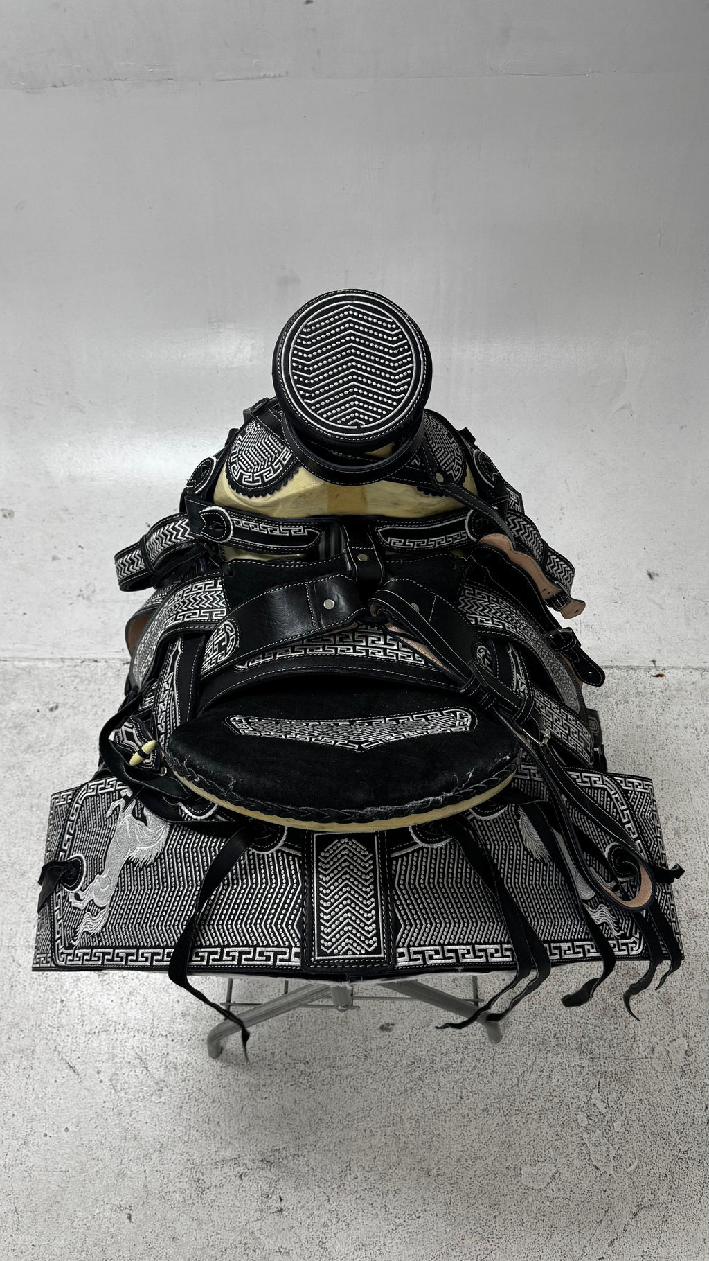 Charro Saddle – Black & White Bordada “El Jinete Real” (15.5”)