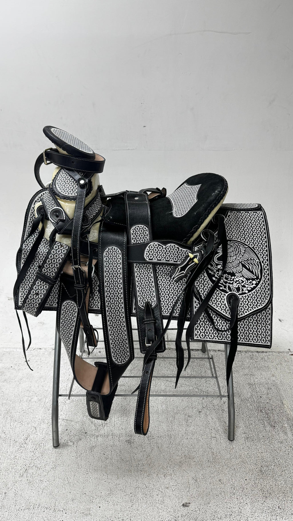 Charro Saddle – Black & White Bordada “Águila Imperial” (15.5”)