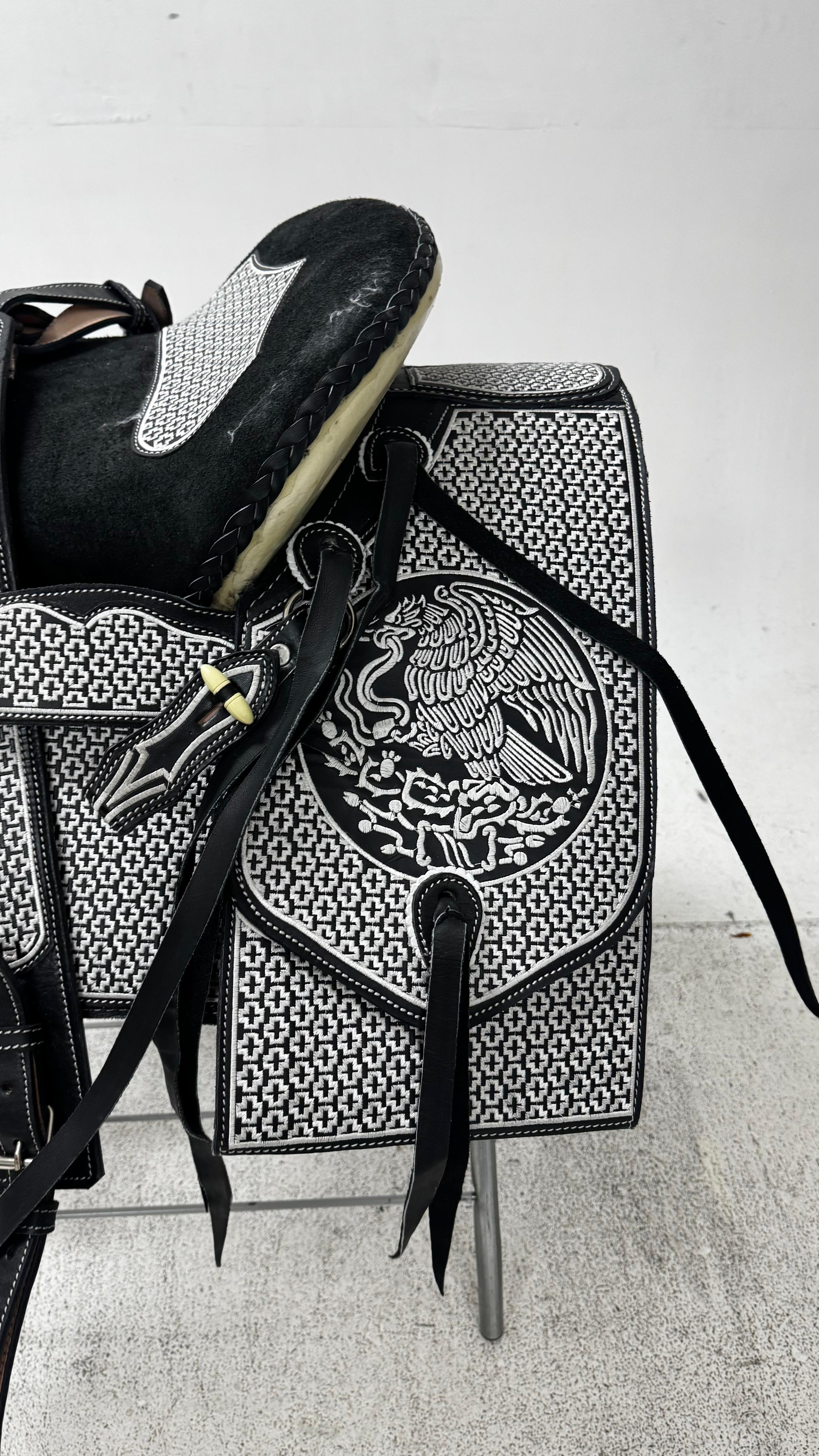 Charro Saddle – Black & White Bordada “Águila Imperial” (15.5”)