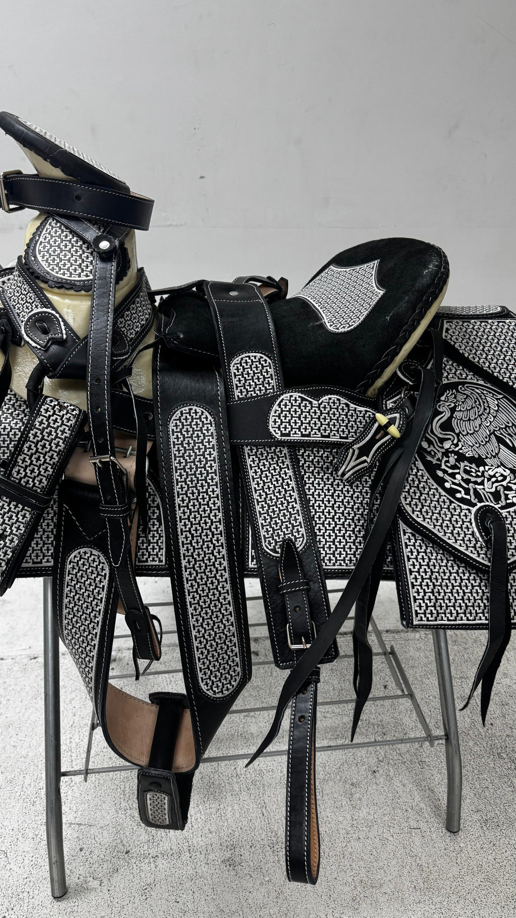 Charro Saddle – Black & White Bordada “Águila Imperial” (15.5”)