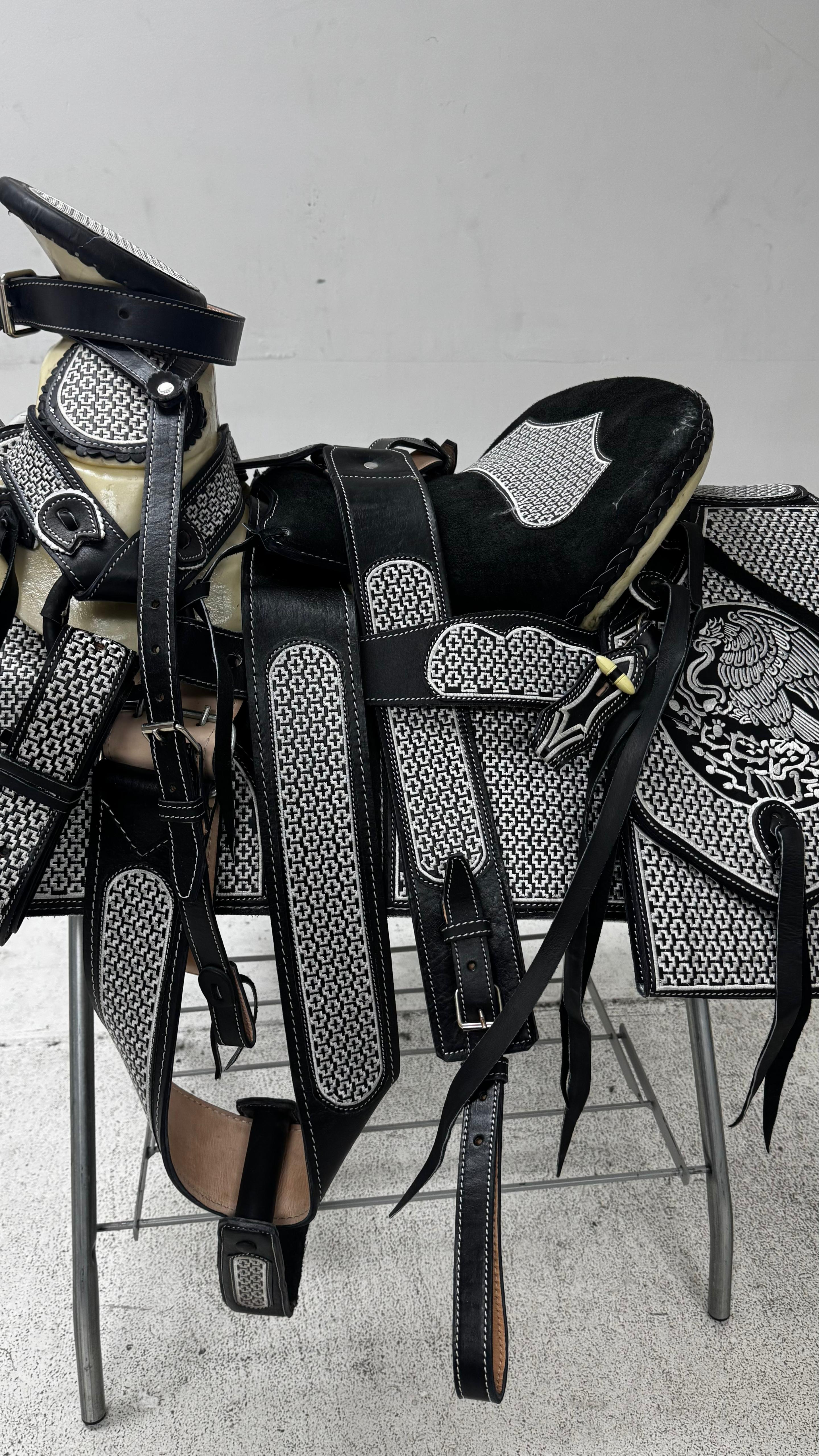 Charro Saddle – Black & White Bordada “Águila Imperial” (15.5”)