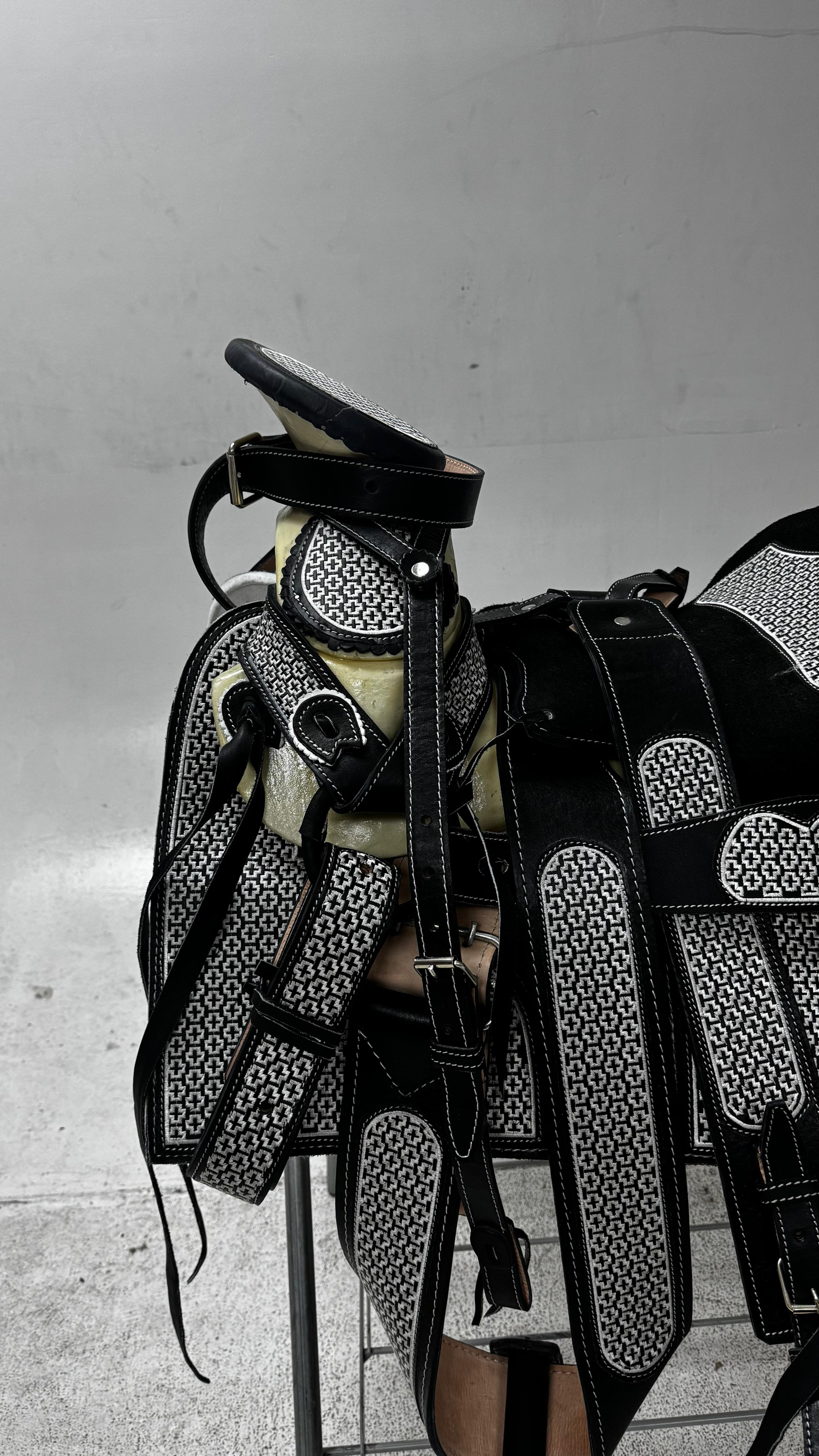 Charro Saddle – Black & White Bordada “Águila Imperial” (15.5”)
