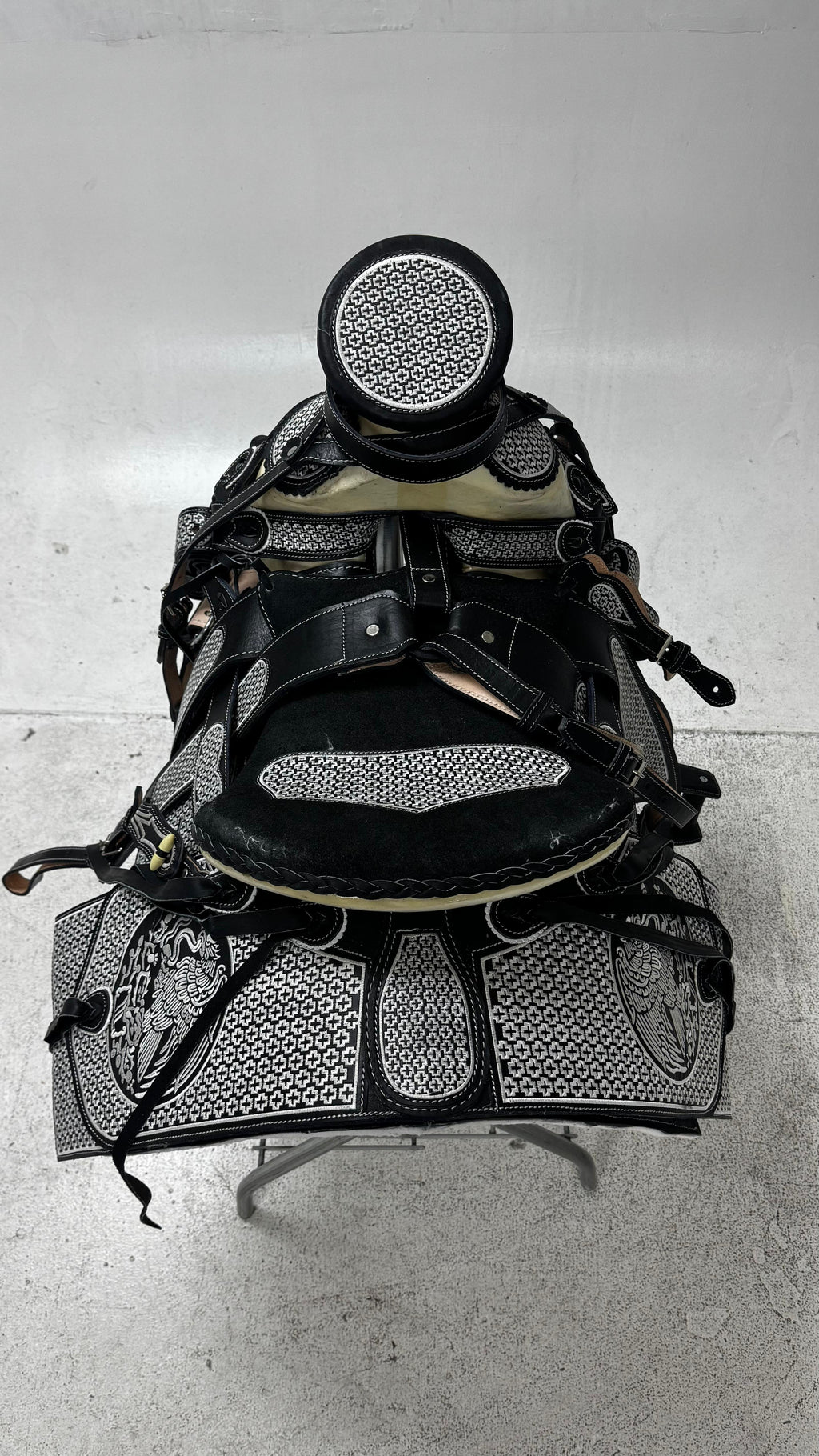 Charro Saddle – Black & White Bordada “Águila Imperial” (15.5”)