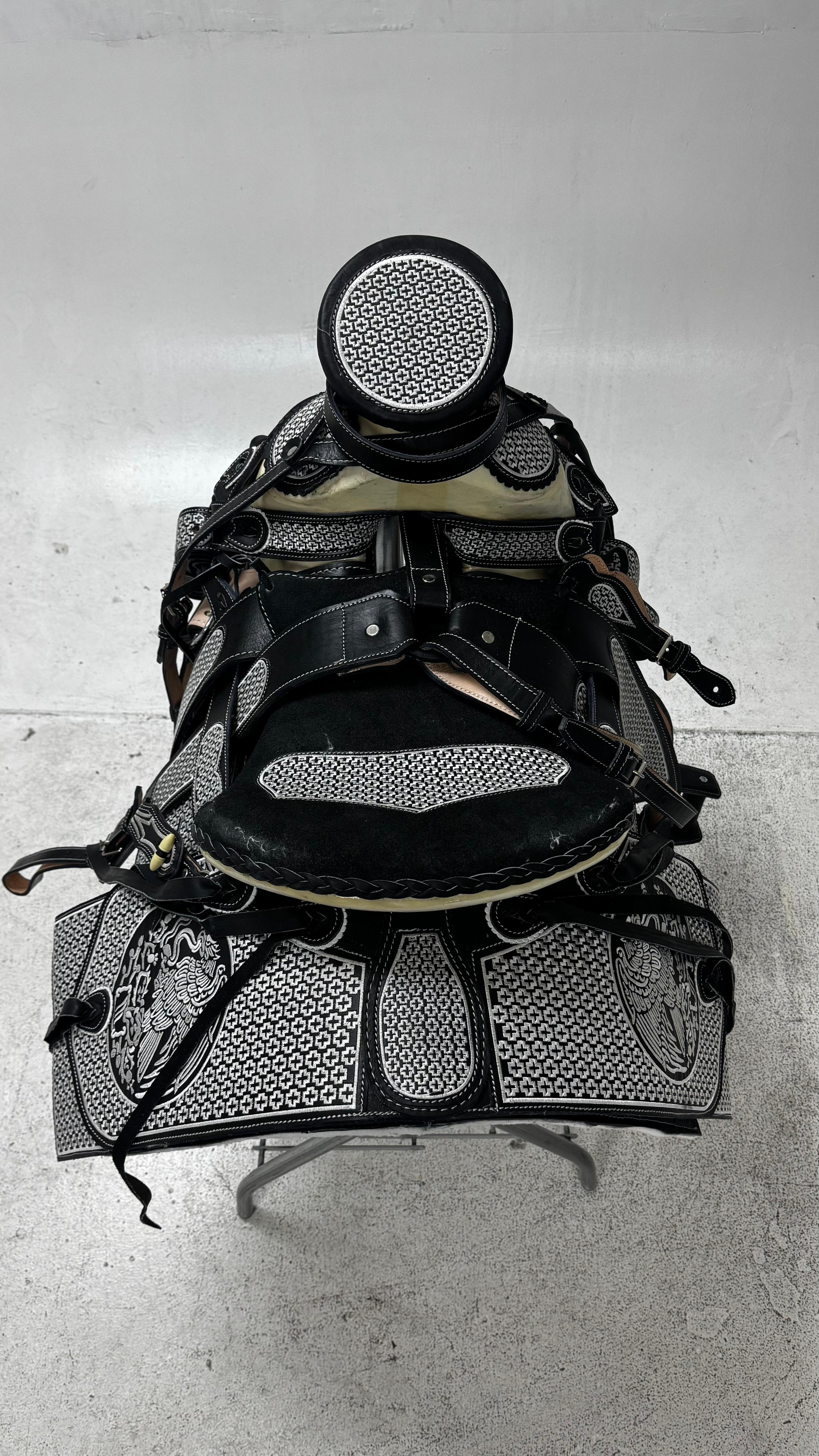 Charro Saddle – Black & White Bordada “Águila Imperial” (15.5”)