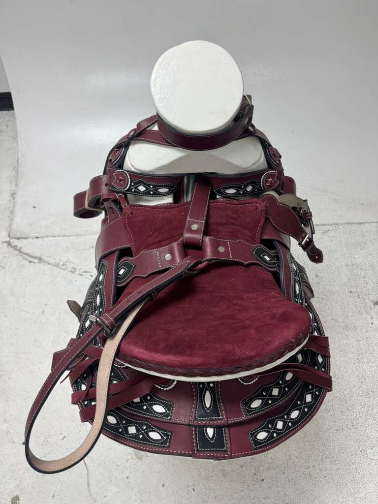 Charro Saddle 15.5” – Black & Wine Red Bordada “El Patrón” (Set Completo)