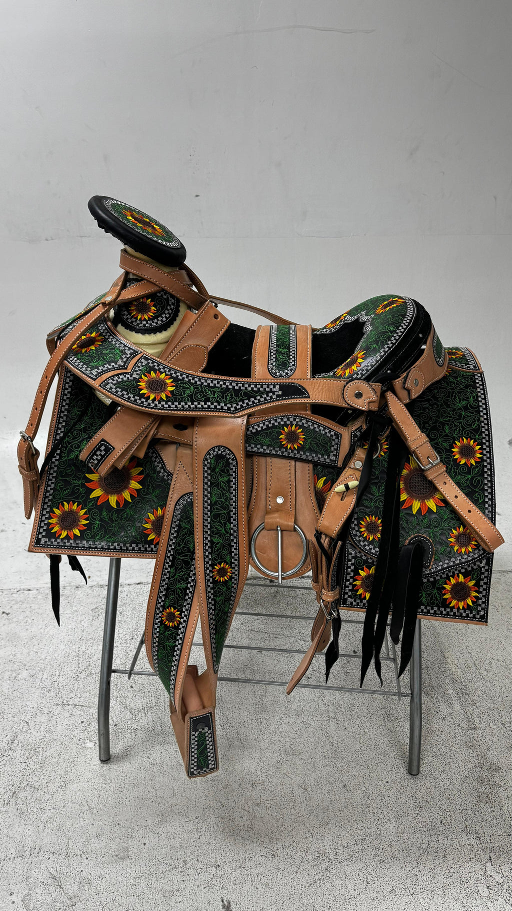 Charro Saddle – Tan & Green Bordada “Girasoles del Campo” (15.5”)