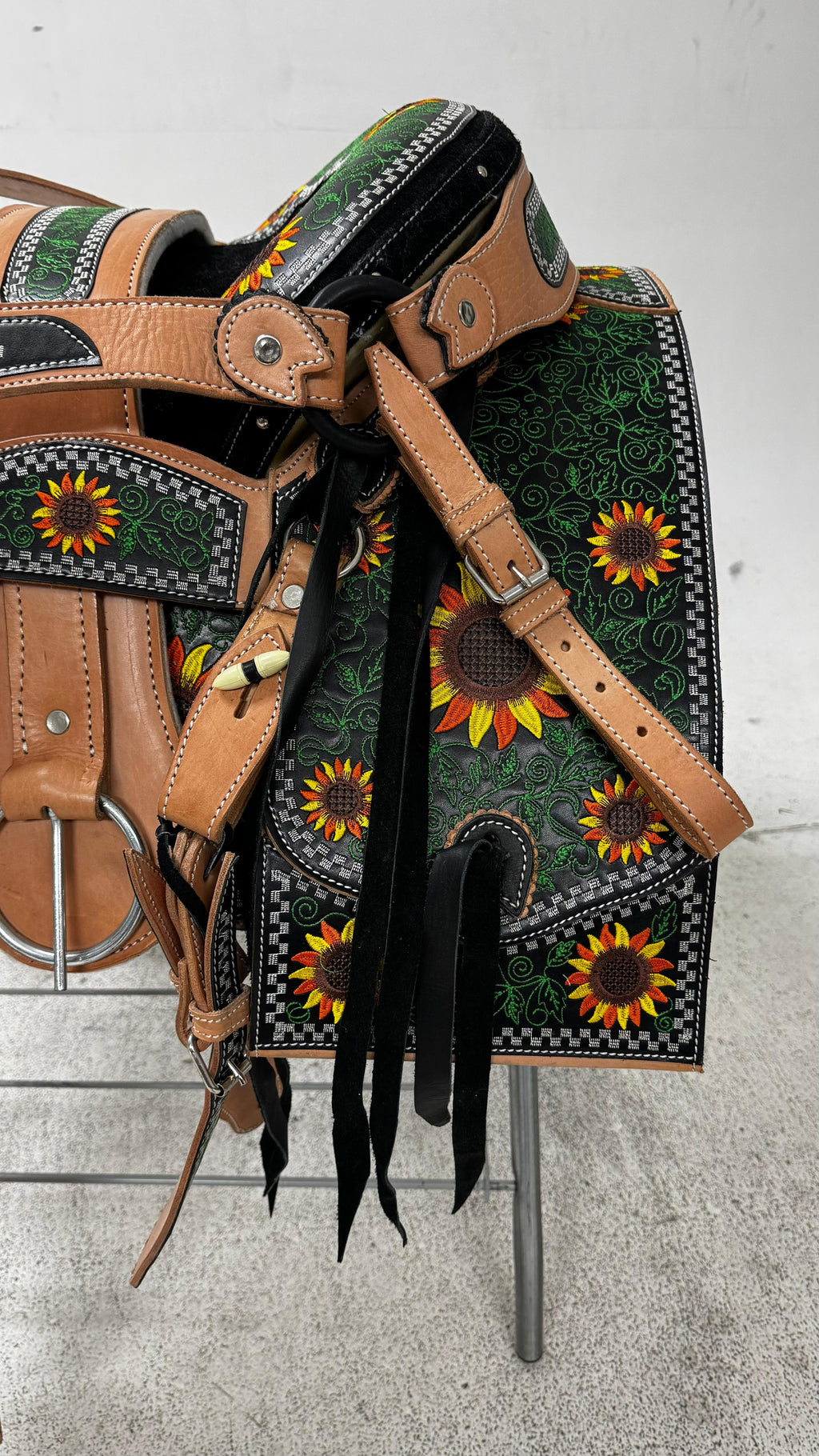 Charro Saddle – Tan & Green Bordada “Girasoles del Campo” (15.5”)