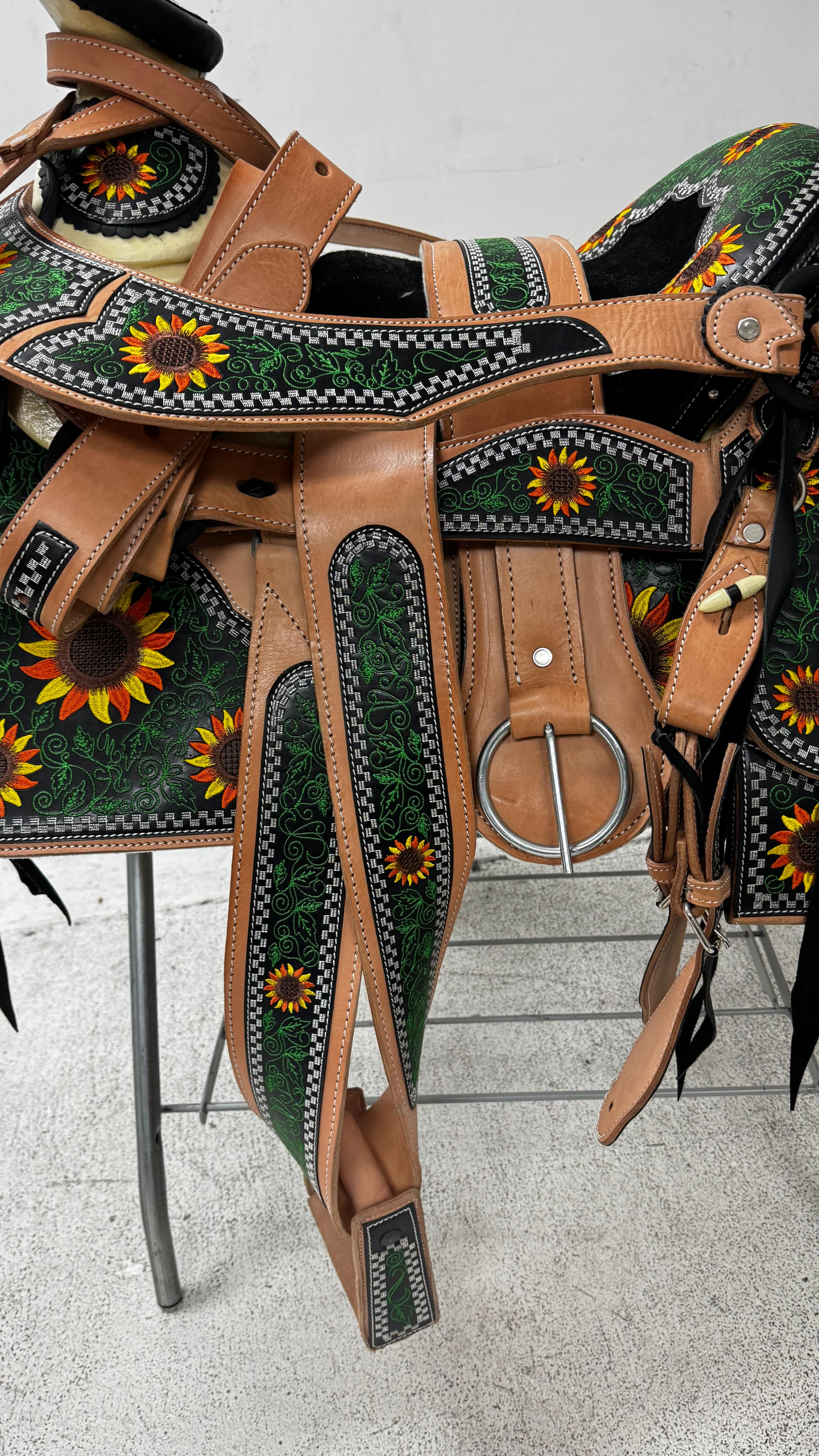 Charro Saddle – Tan & Green Bordada “Girasoles del Campo” (15.5”)