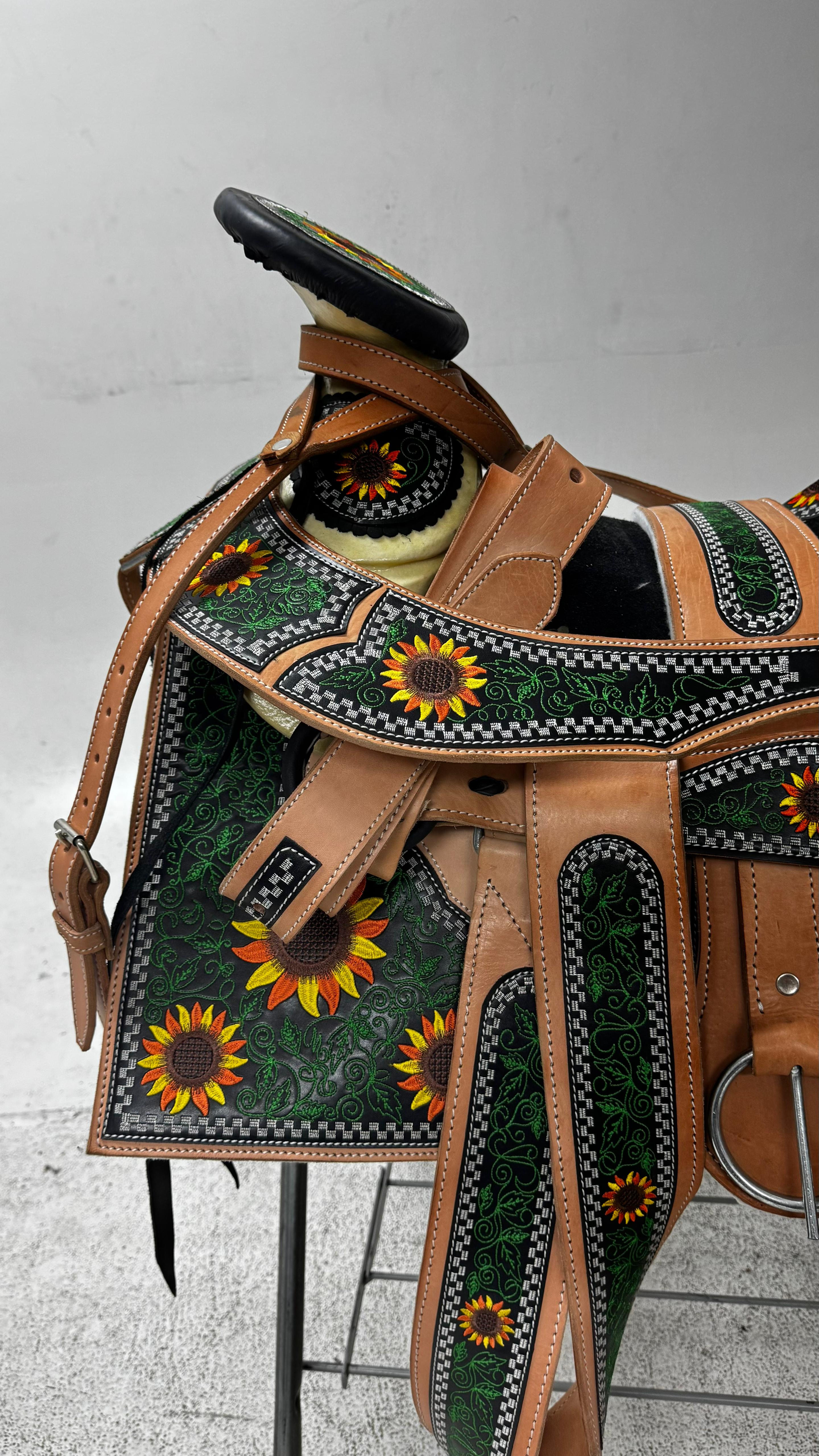 Charro Saddle – Tan & Green Bordada “Girasoles del Campo” (15.5”)