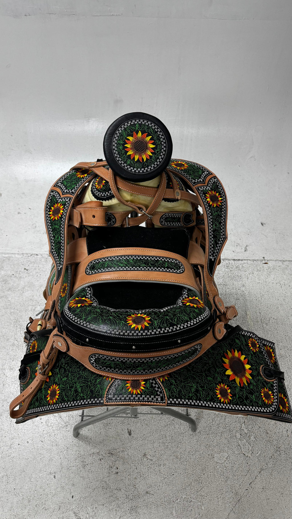 Charro Saddle – Tan & Green Bordada “Girasoles del Campo” (15.5”)