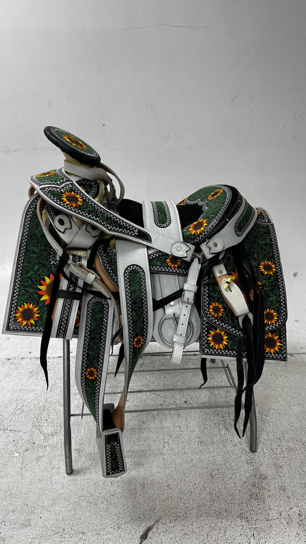Charro Saddle – White & Green Bordada “Girasoles Nevados” (15.5”)