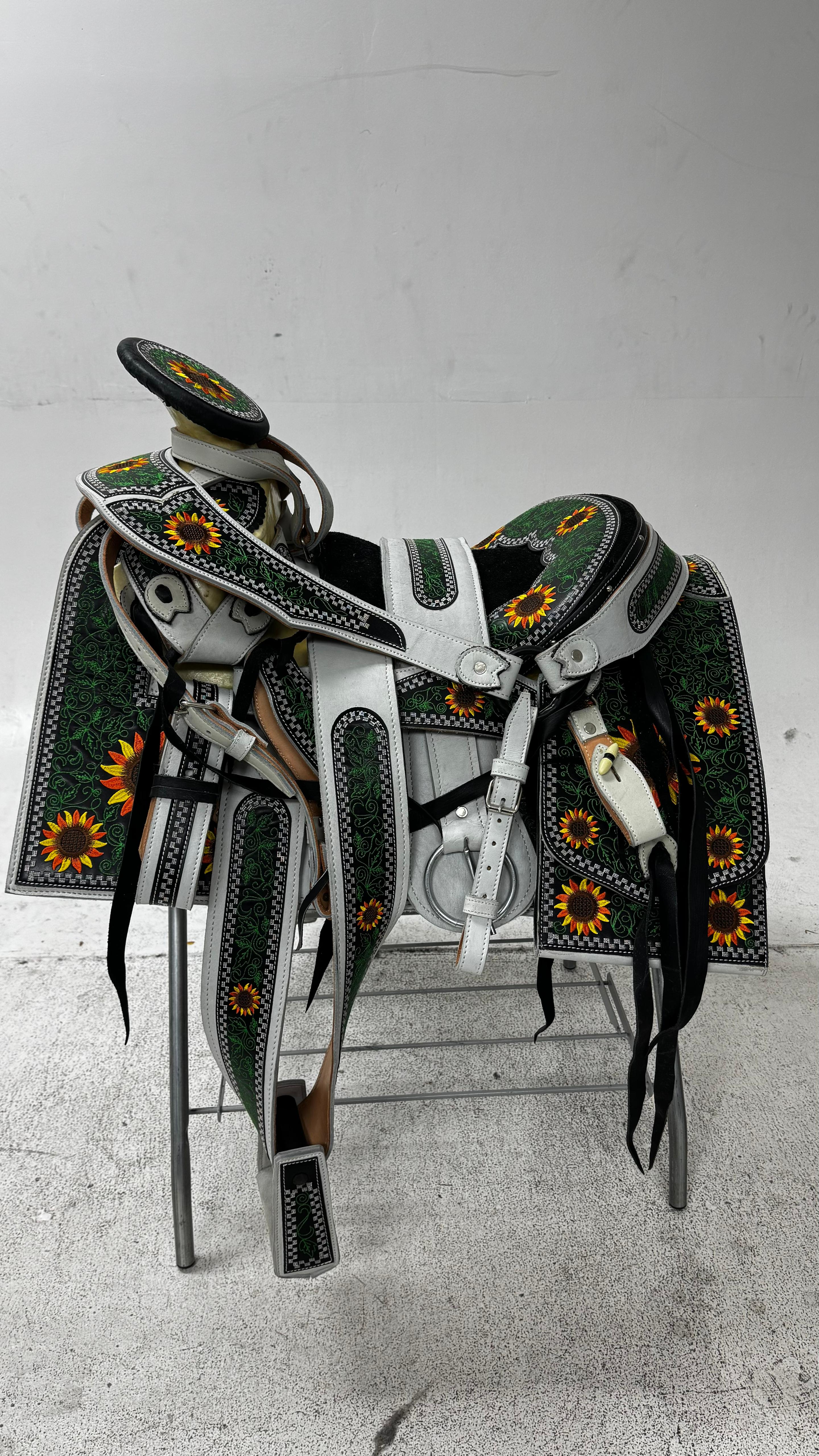 Charro Saddle – White & Green Bordada “Girasoles Nevados” (15.5”)