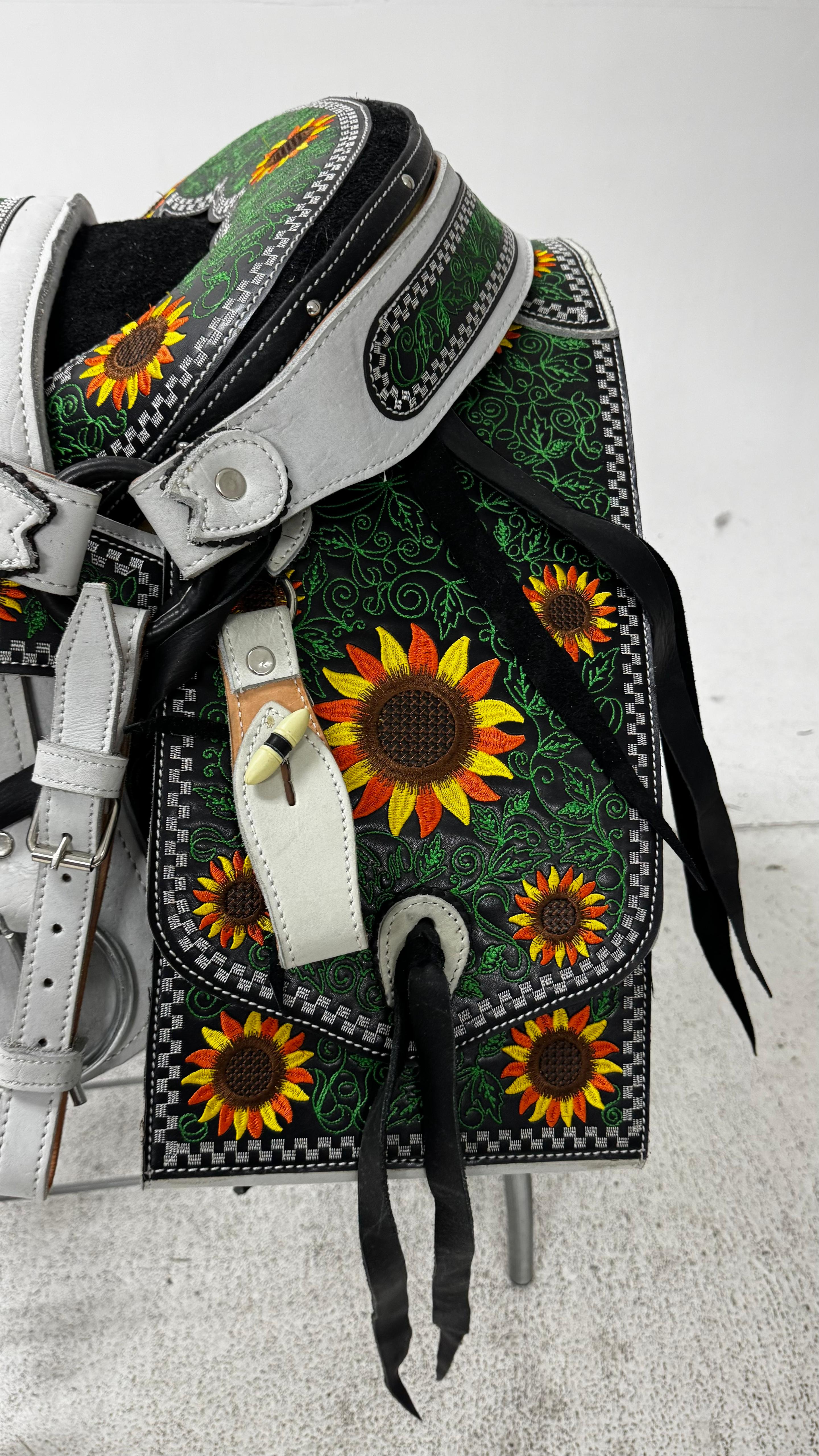 Charro Saddle – White & Green Bordada “Girasoles Nevados” (15.5”)