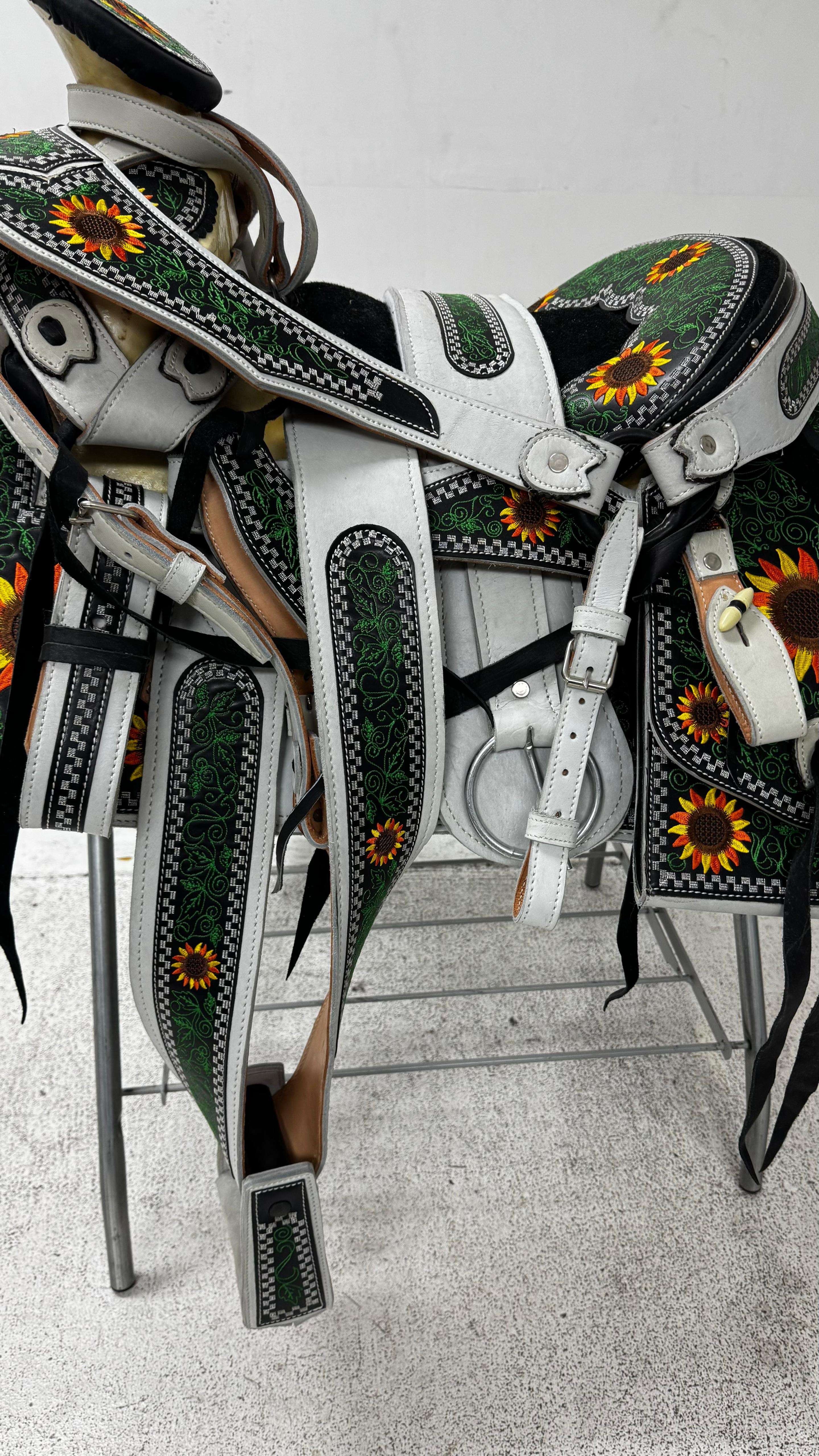 Charro Saddle – White & Green Bordada “Girasoles Nevados” (15.5”)