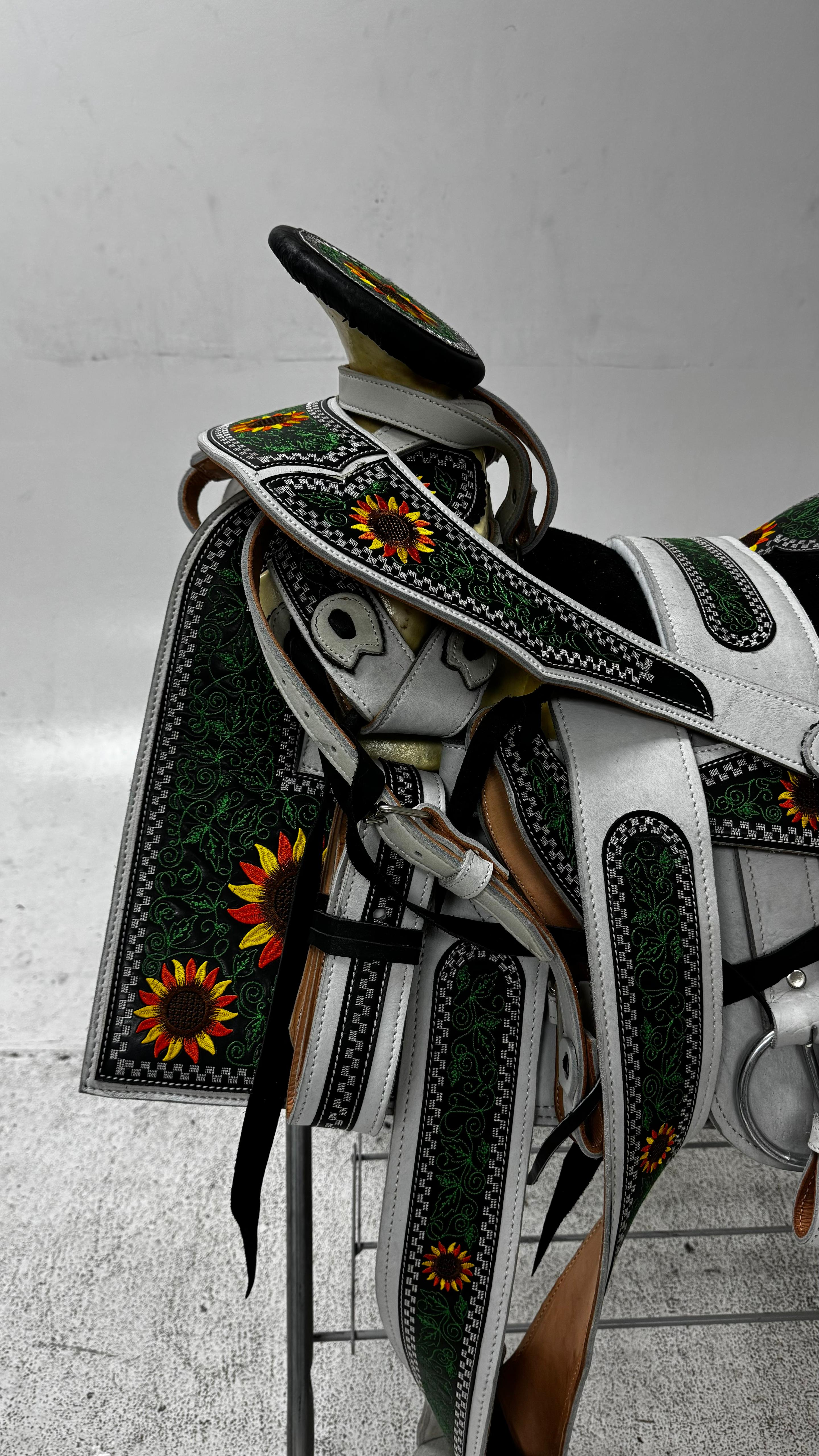 Charro Saddle – White & Green Bordada “Girasoles Nevados” (15.5”)