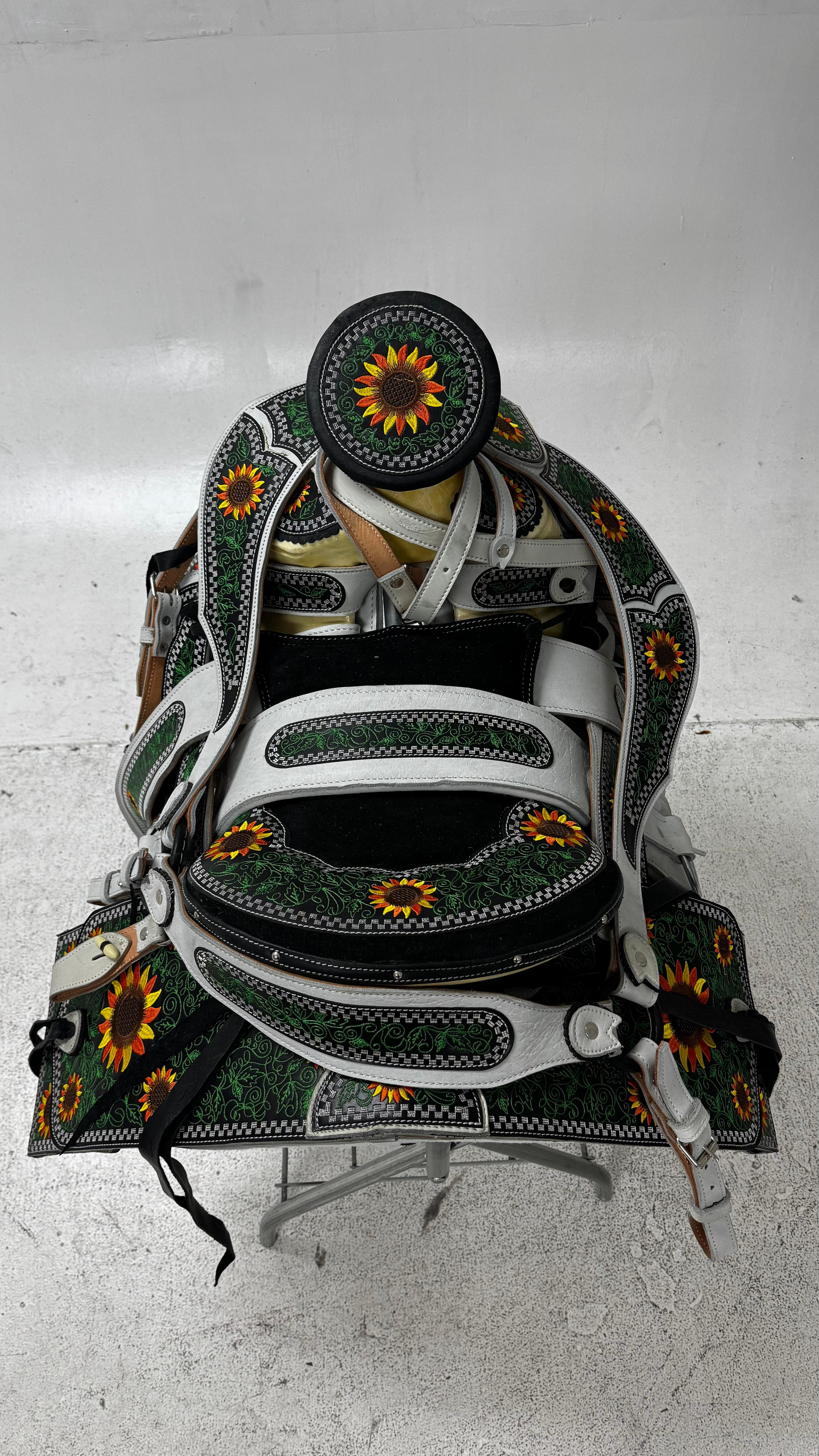Charro Saddle – White & Green Bordada “Girasoles Nevados” (15.5”)