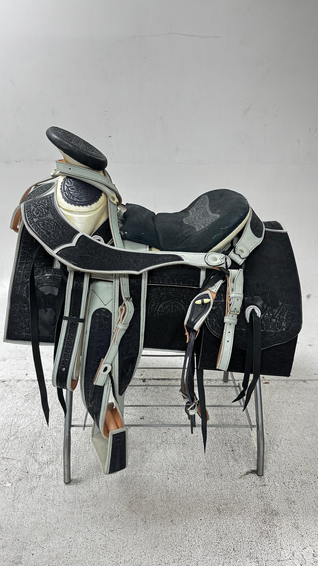 Charro Saddle – Black & Gray Bordada “Sombras del Norte” (15.5”)