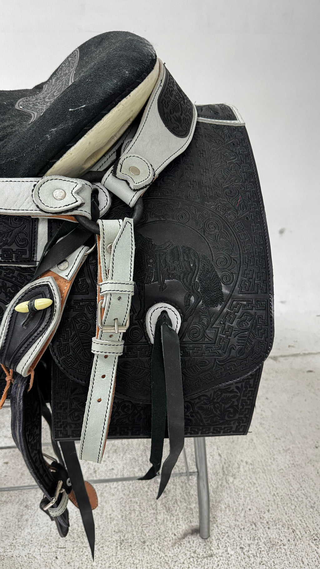 Charro Saddle – Black & Gray Bordada “Sombras del Norte” (15.5”)