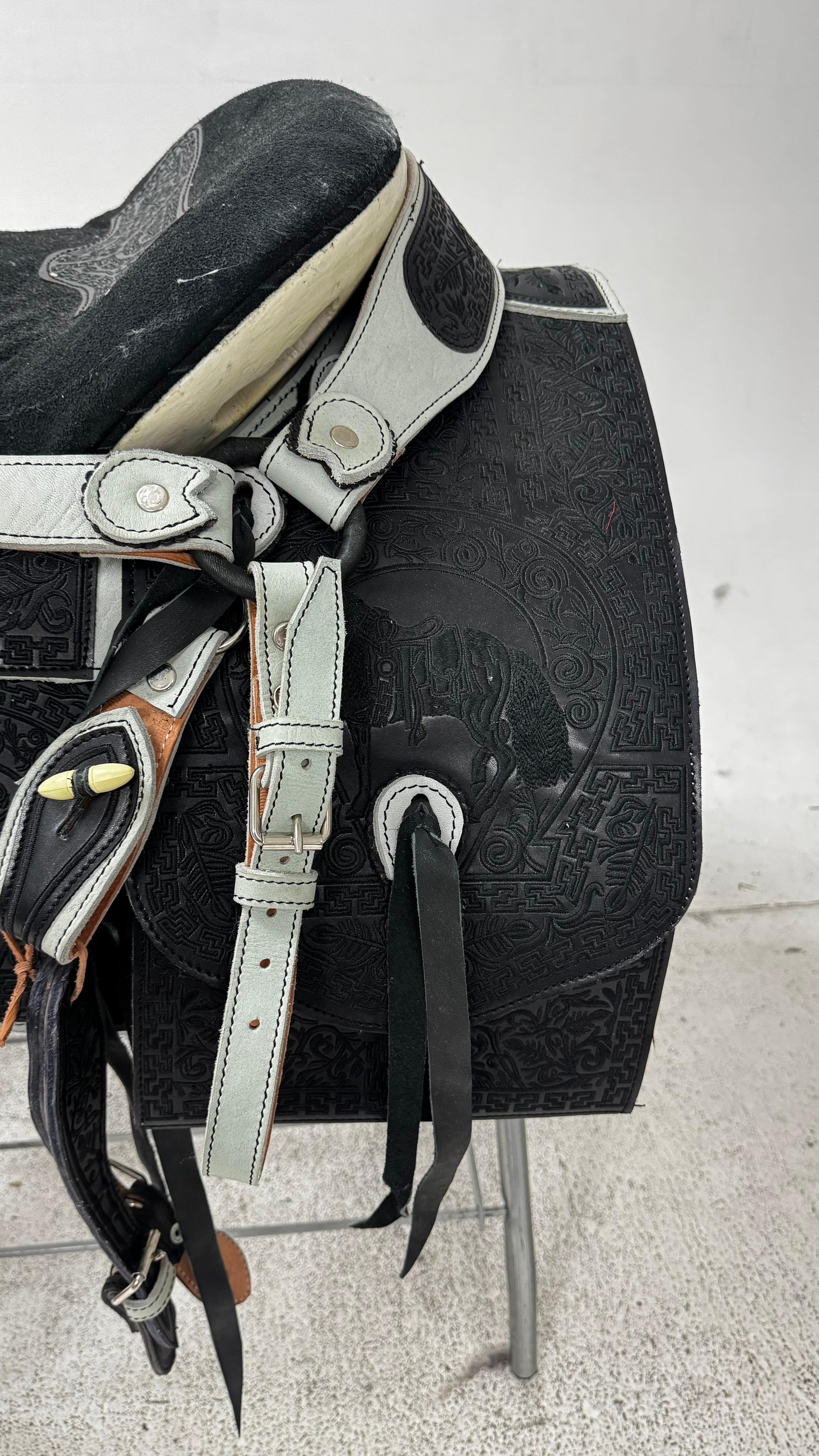 Charro Saddle – Black & Gray Bordada “Sombras del Norte” (15.5”)