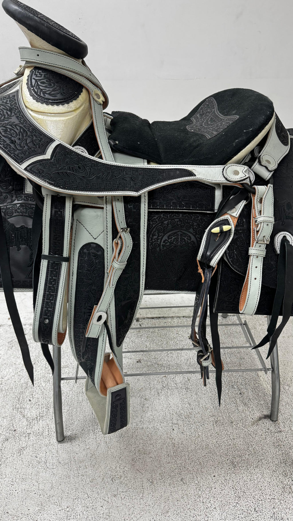 Charro Saddle – Black & Gray Bordada “Sombras del Norte” (15.5”)