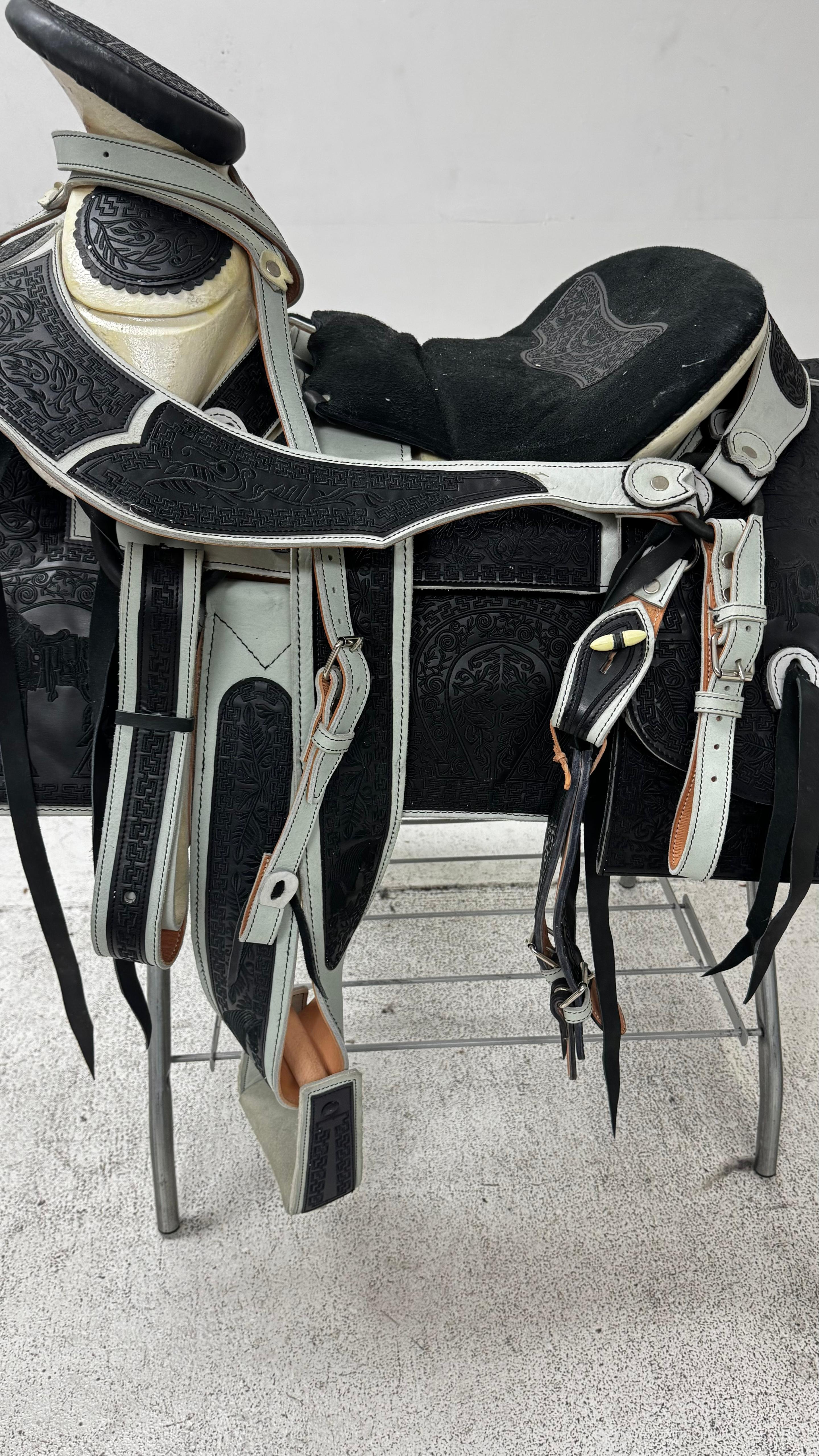 Charro Saddle – Black & Gray Bordada “Sombras del Norte” (15.5”)
