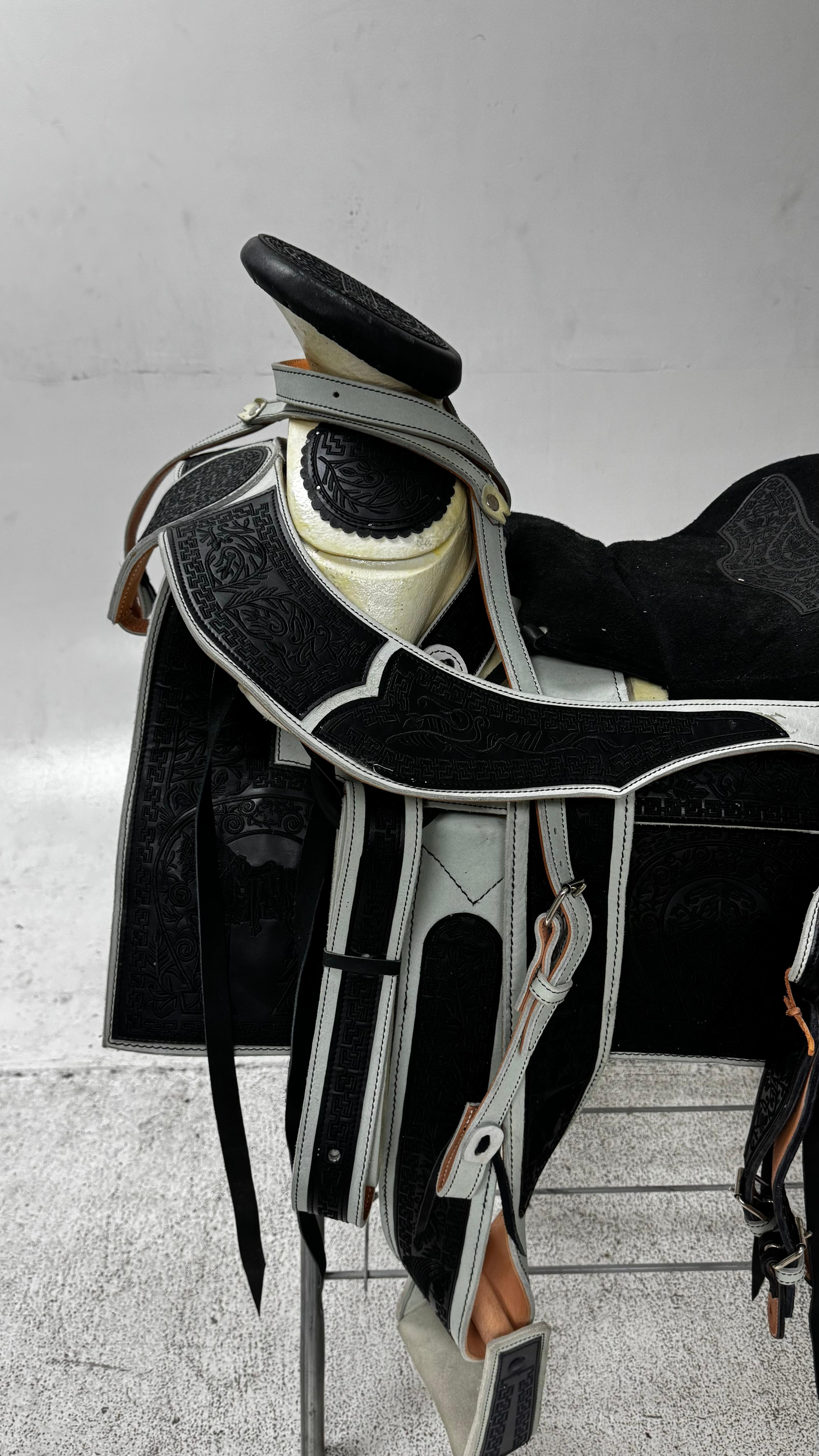 Charro Saddle – Black & Gray Bordada “Sombras del Norte” (15.5”)