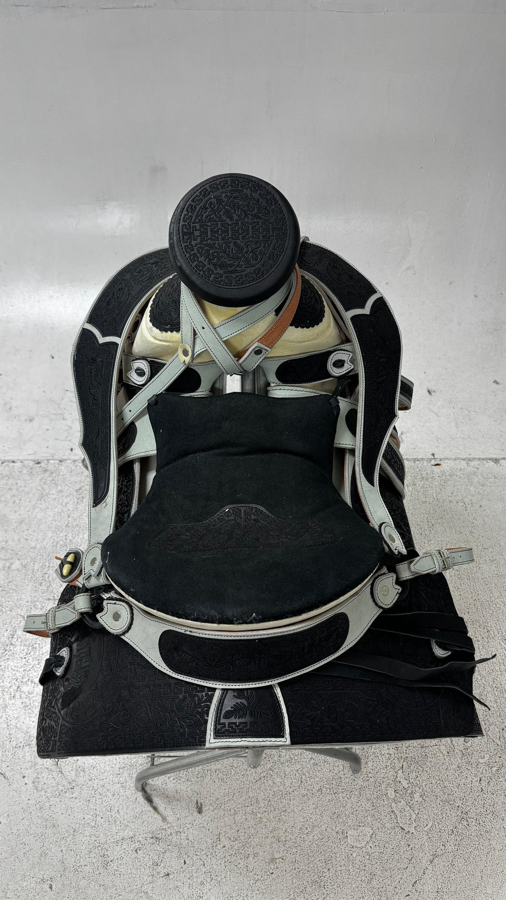 Charro Saddle – Black & Gray Bordada “Sombras del Norte” (15.5”)