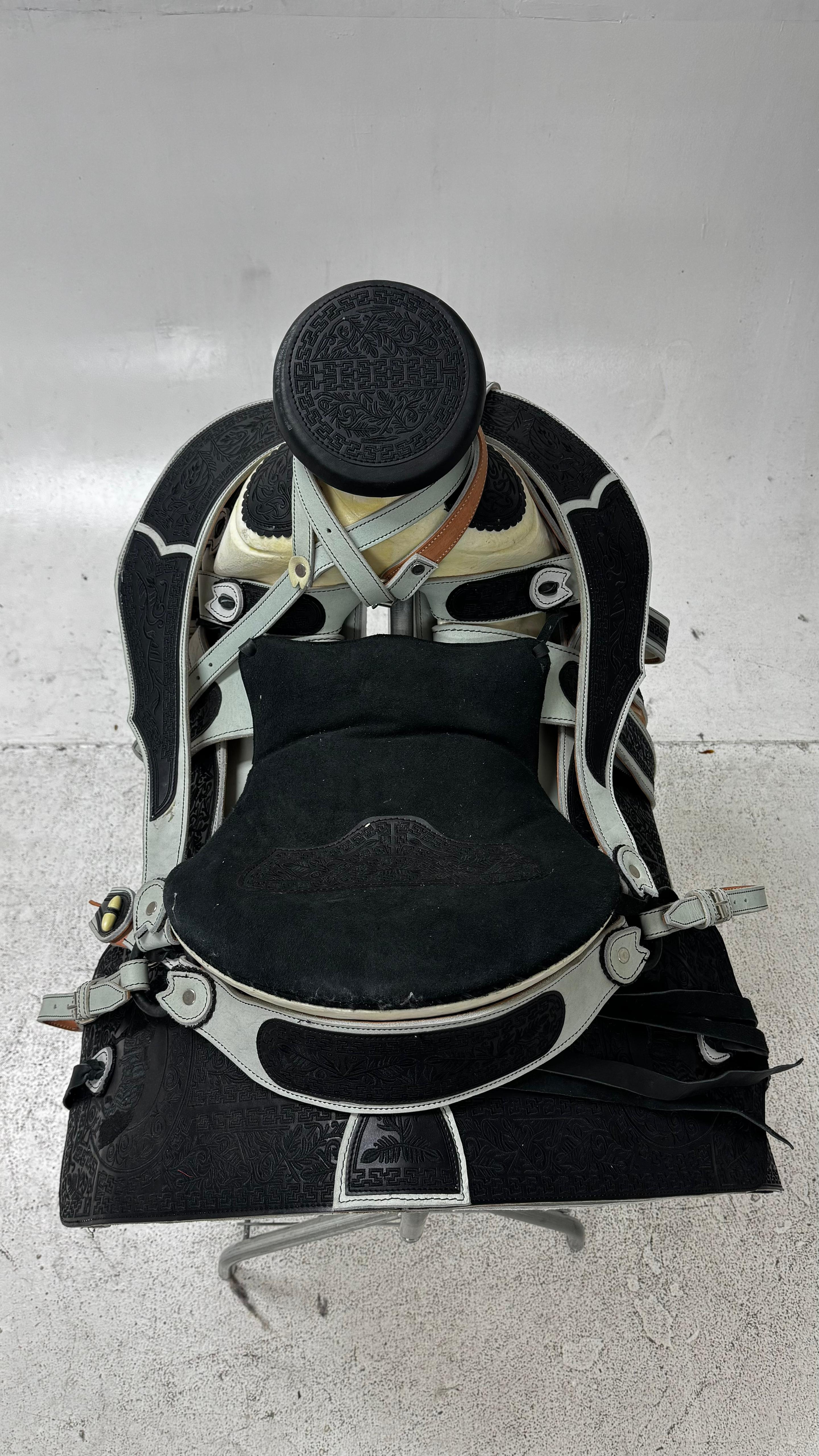 Charro Saddle – Black & Gray Bordada “Sombras del Norte” (15.5”)