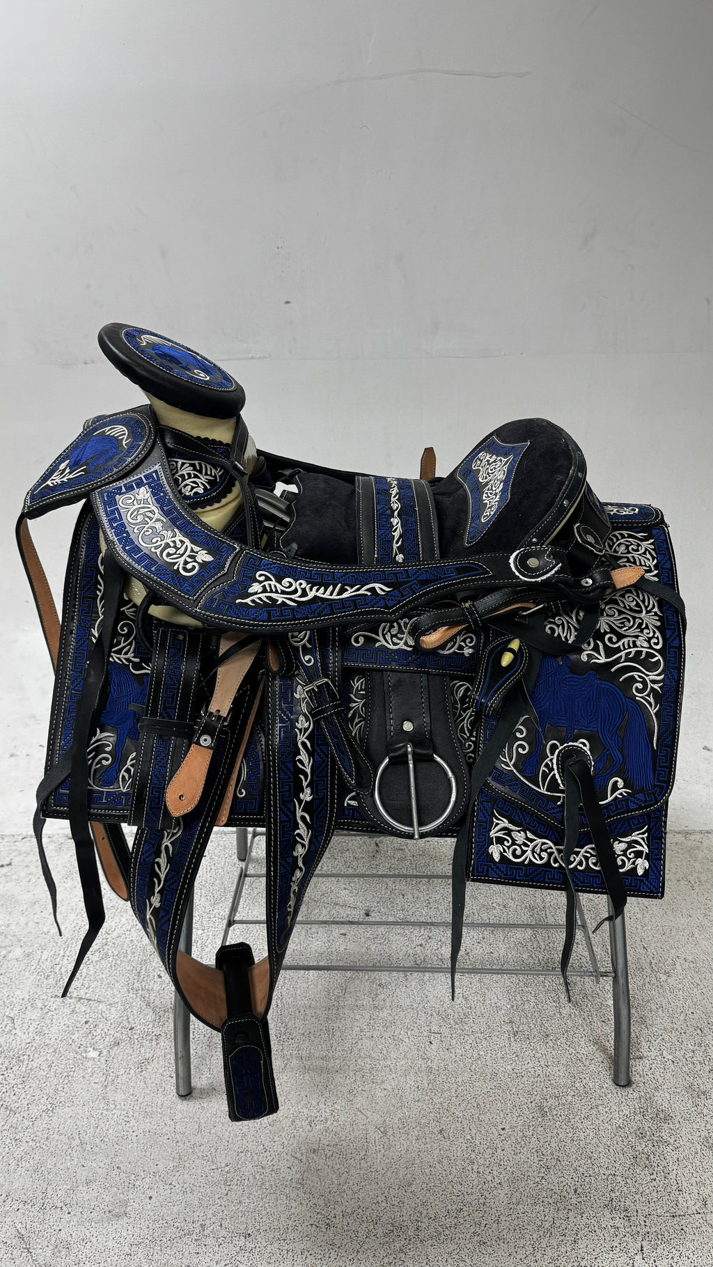 Charro Saddle – Blue & Black Bordada “Caballo Imperial” (15.5”)