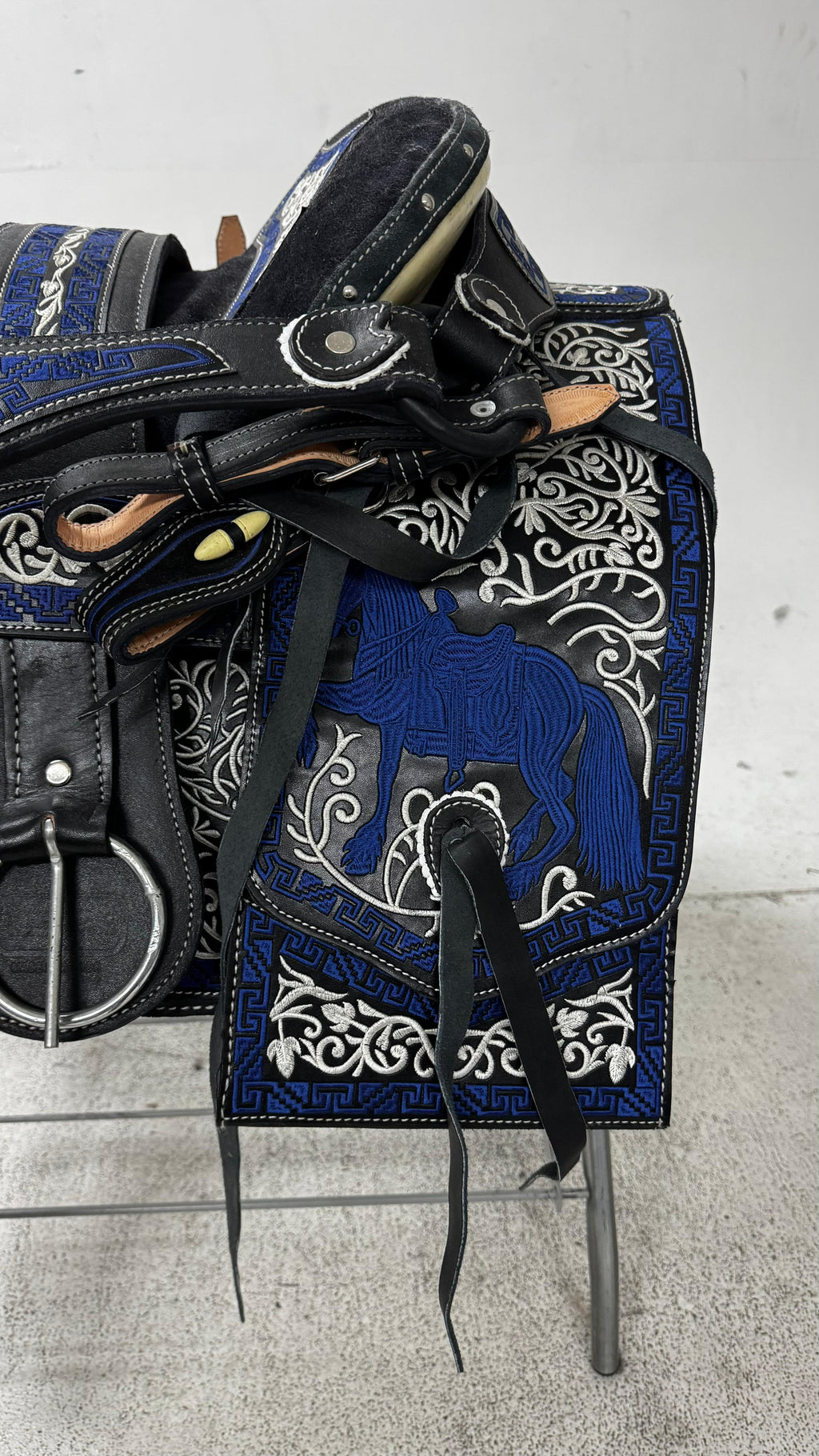 Charro Saddle – Blue & Black Bordada “Caballo Imperial” (15.5”)