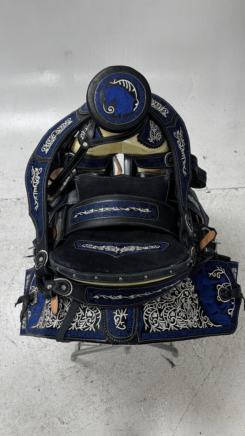 Charro Saddle – Blue & Black Bordada “Caballo Imperial” (15.5”)