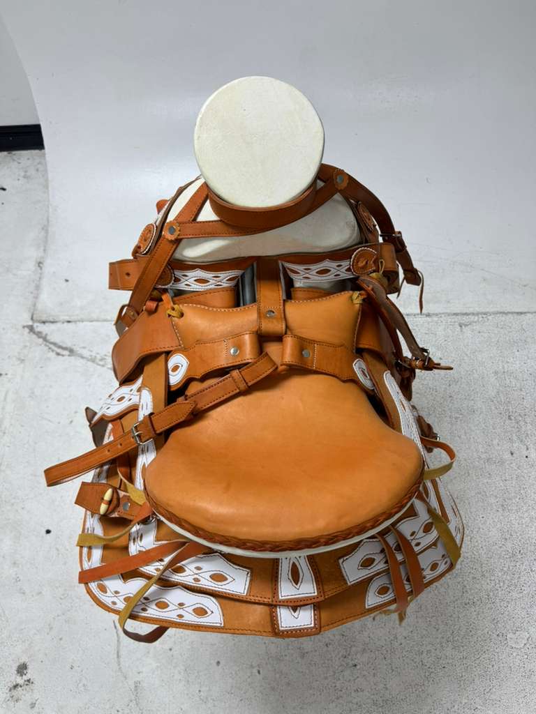 Charro Saddle 15.5” – Light Tan & White Bordada “La Jefa” (Set Completo)