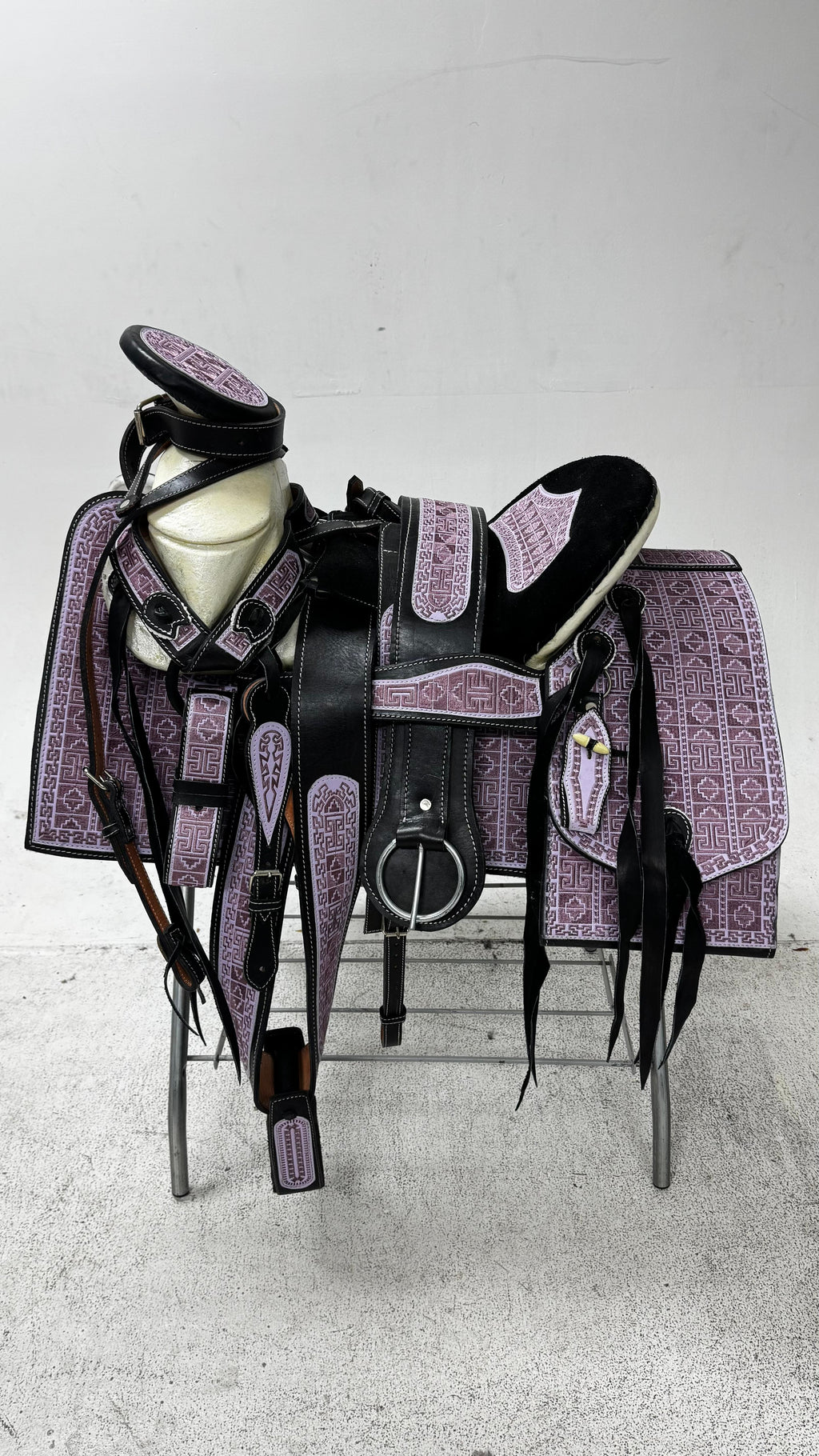 Charro Saddle – Black & Lilac Bordada “Reina Morada” (15.5”)